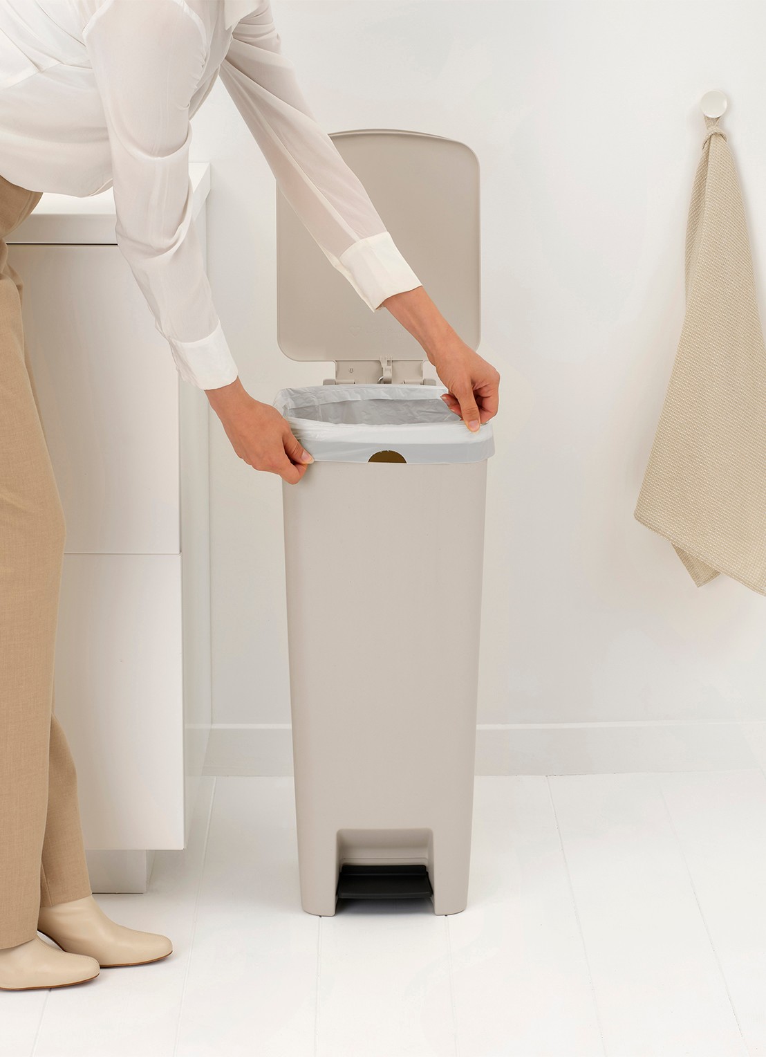Brabantia StepUp pedaalemmer 40 liter - detail 7 beige