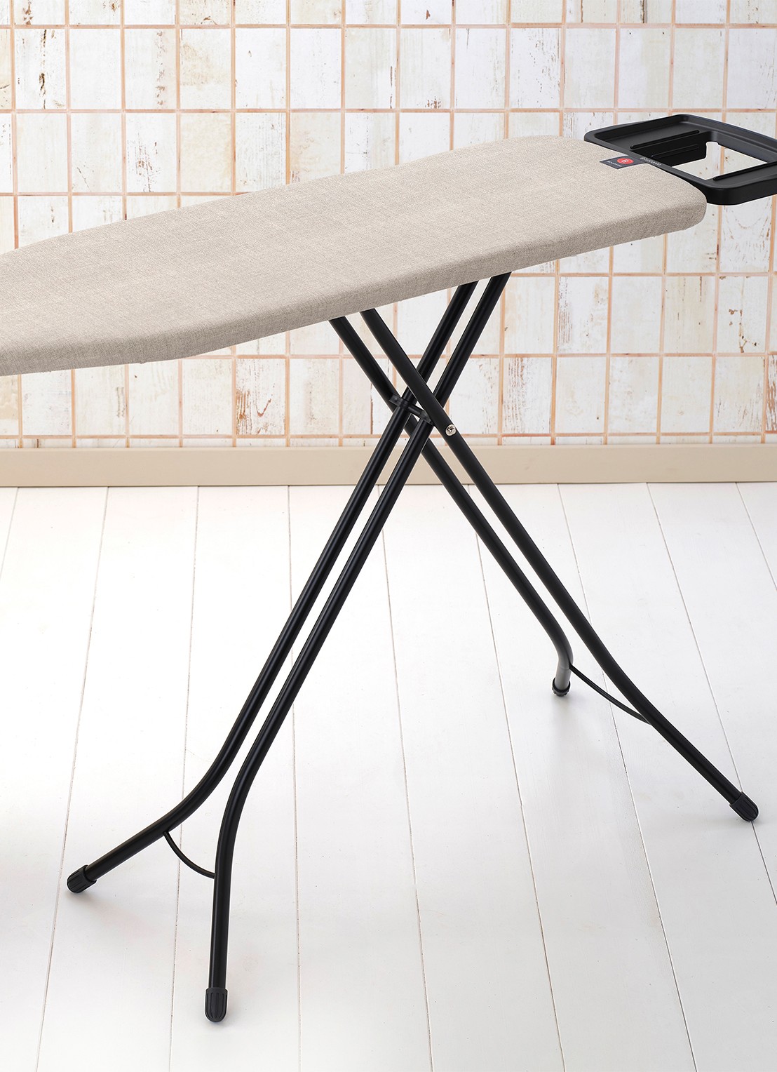 Brabantia Strijkplank B met Strijkijzerhouder 124 x 38 cm  - detail 2 jeans