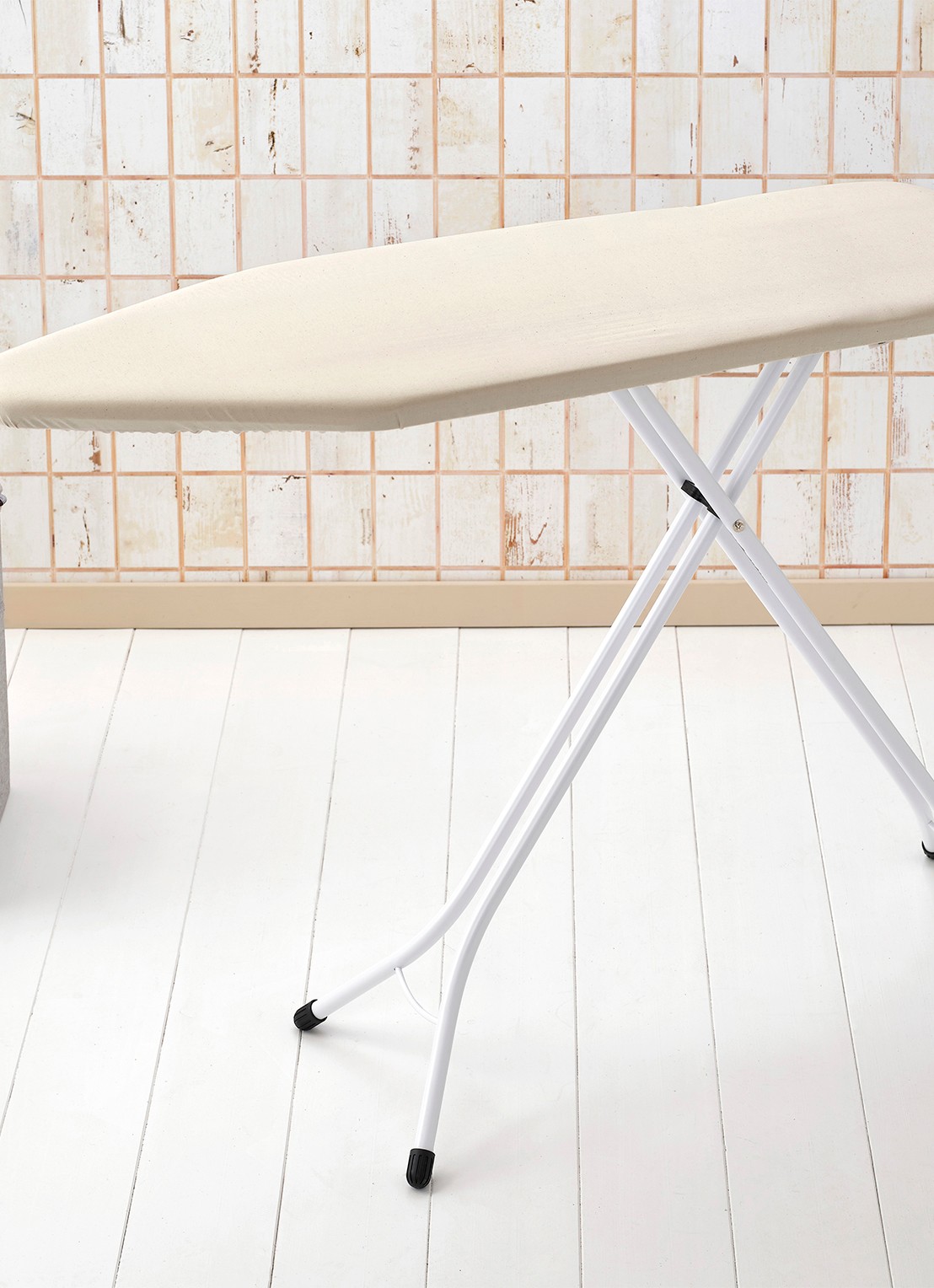 Brabantia Strijkplank C met solide strijkijzerhouder 124 x 45 cm - detail 2 gebroken wit