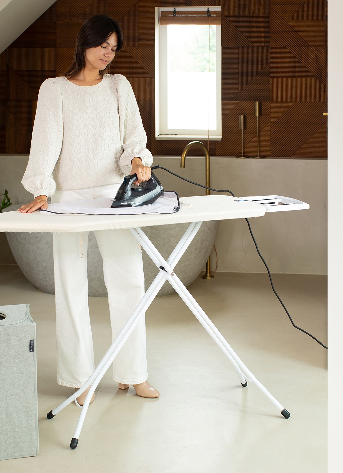 Brabantia Strijkplank C met solide strijkijzerhouder 124 x 45 cm - detail 3 gebroken wit