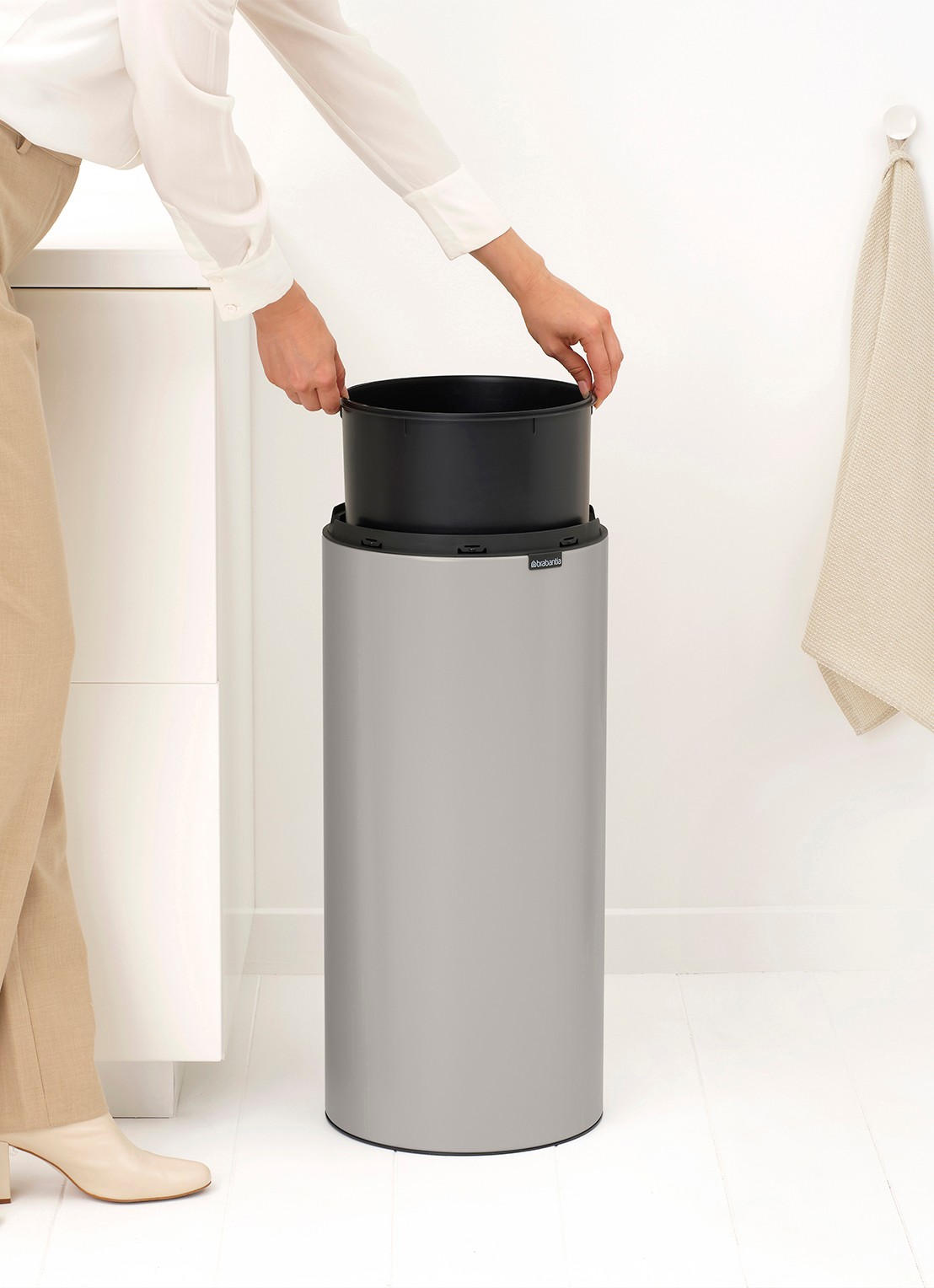 Brabantia Touch Bin prullenbak 30 liter - detail 4 middengrijs