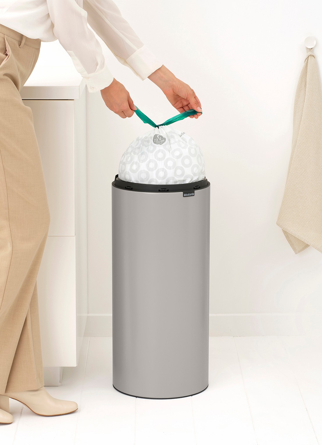 Brabantia Touch Bin prullenbak 30 liter - detail 5 middengrijs