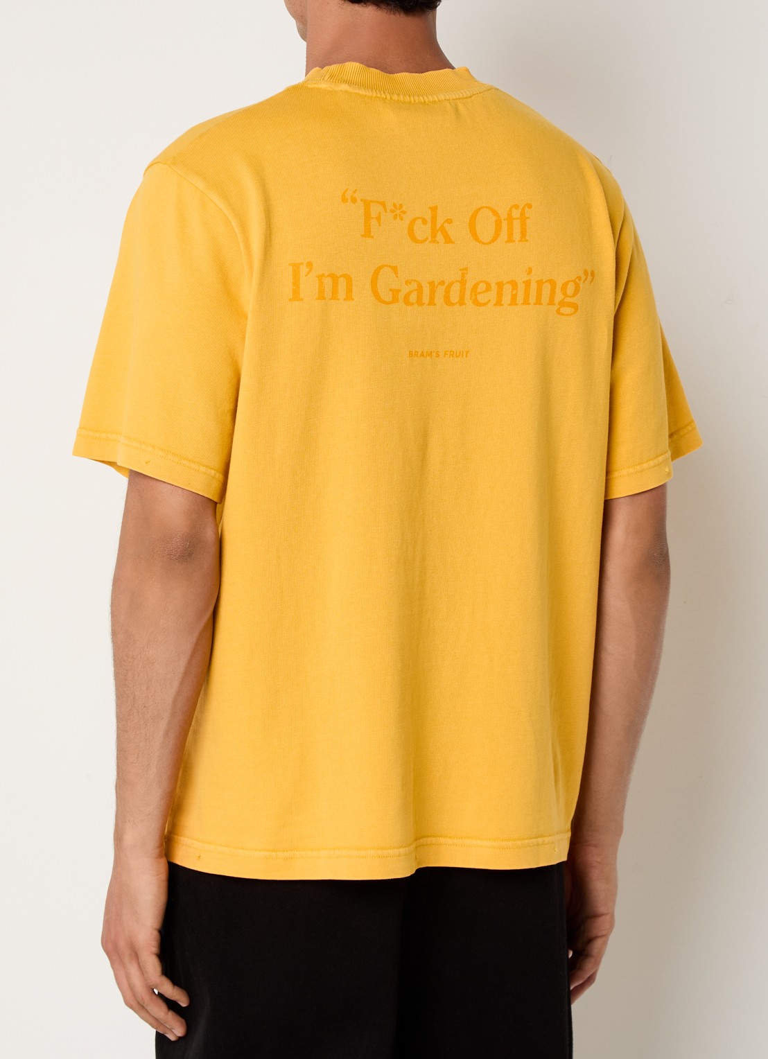 Bram's Fruit F*ck Off T-shirt met logo- en backprint - detail 4 mosterd