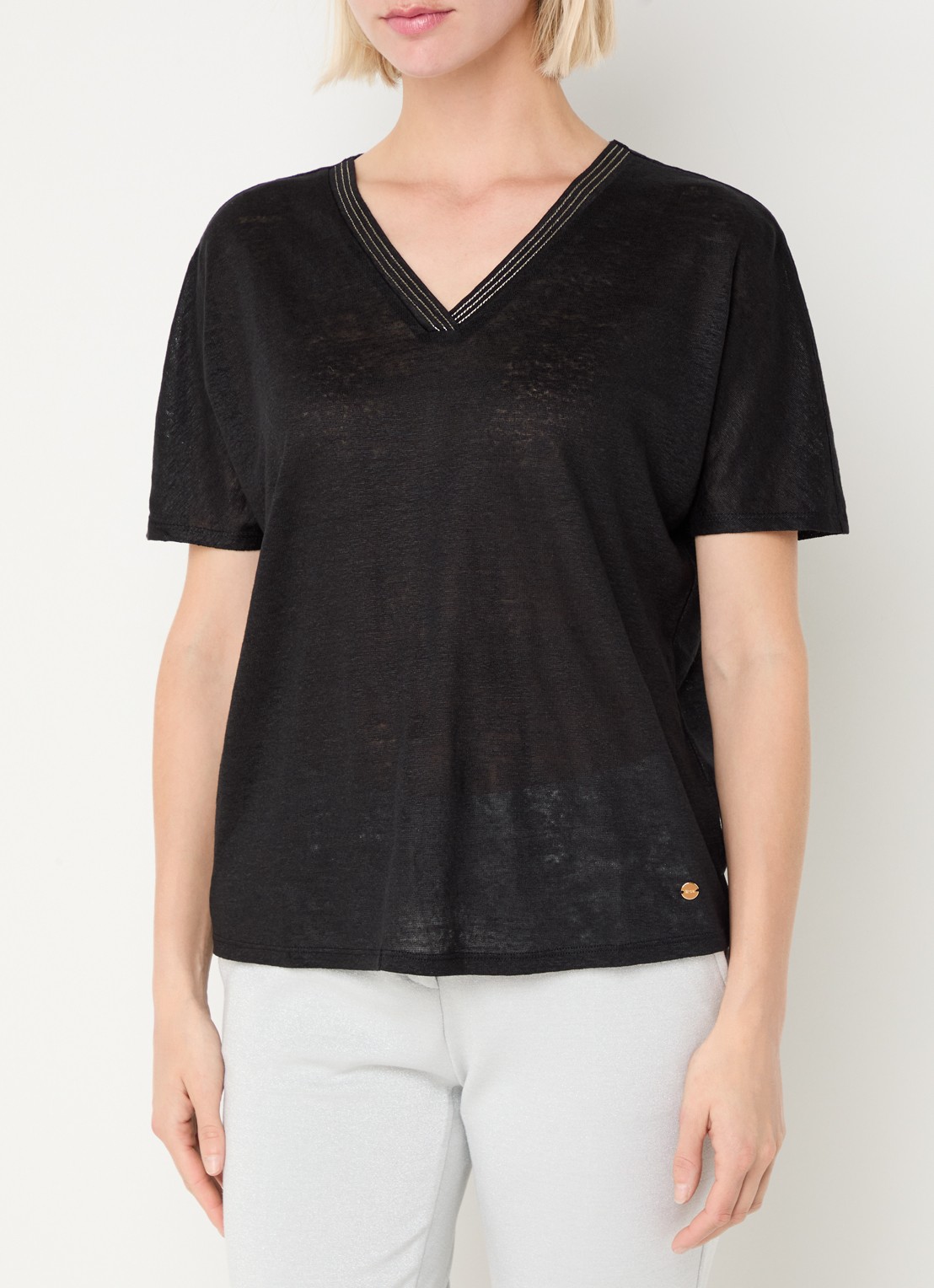 BRAX Caelen T-shirt van linnen met V-hals  - detail 4 zwart
