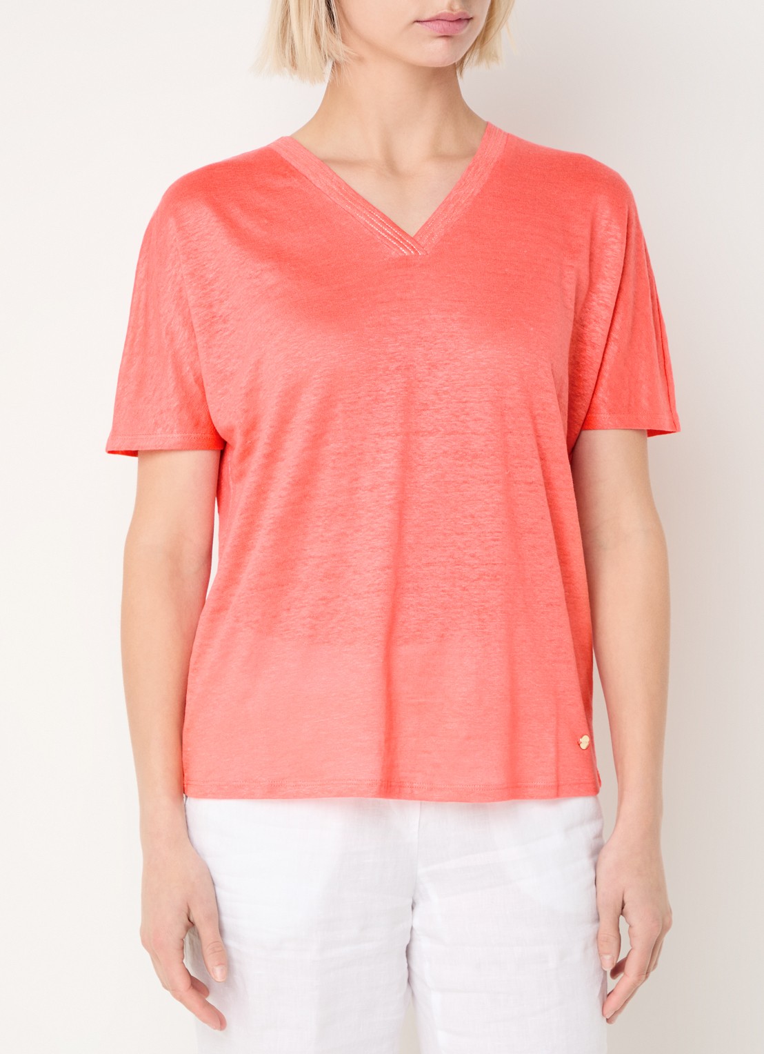 BRAX Caelen T-shirt van linnen met V-hals  - detail 4 koraal