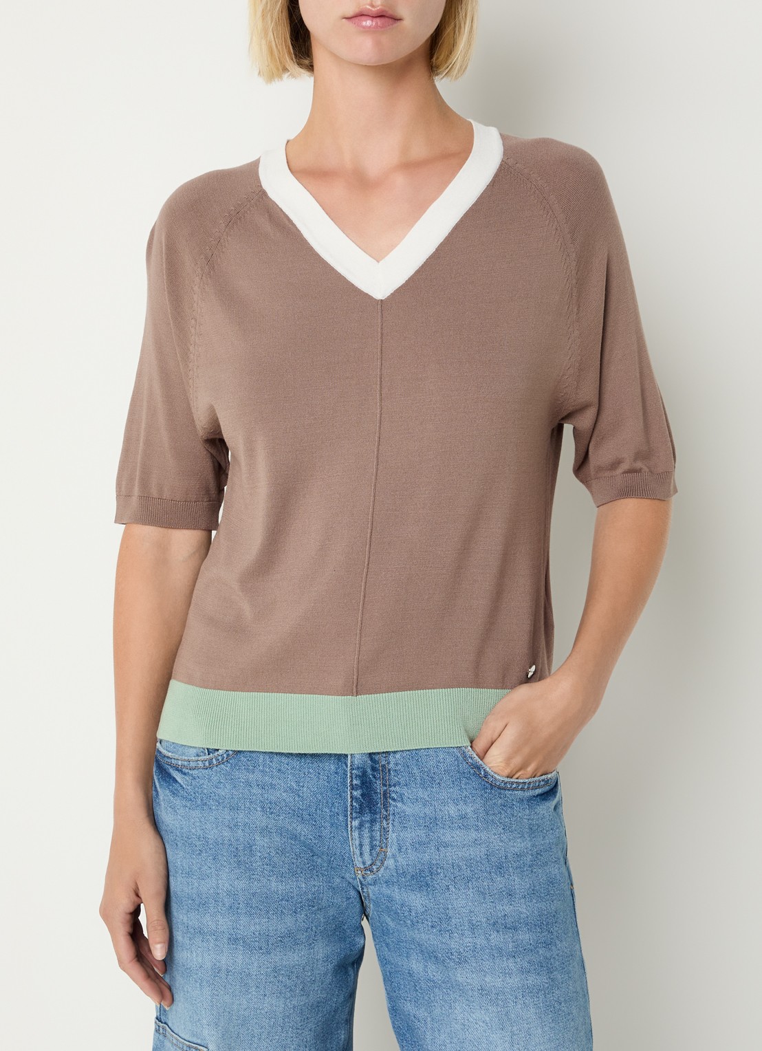 BRAX Lesley fijngebreide top met V-hals - detail 4 taupe
