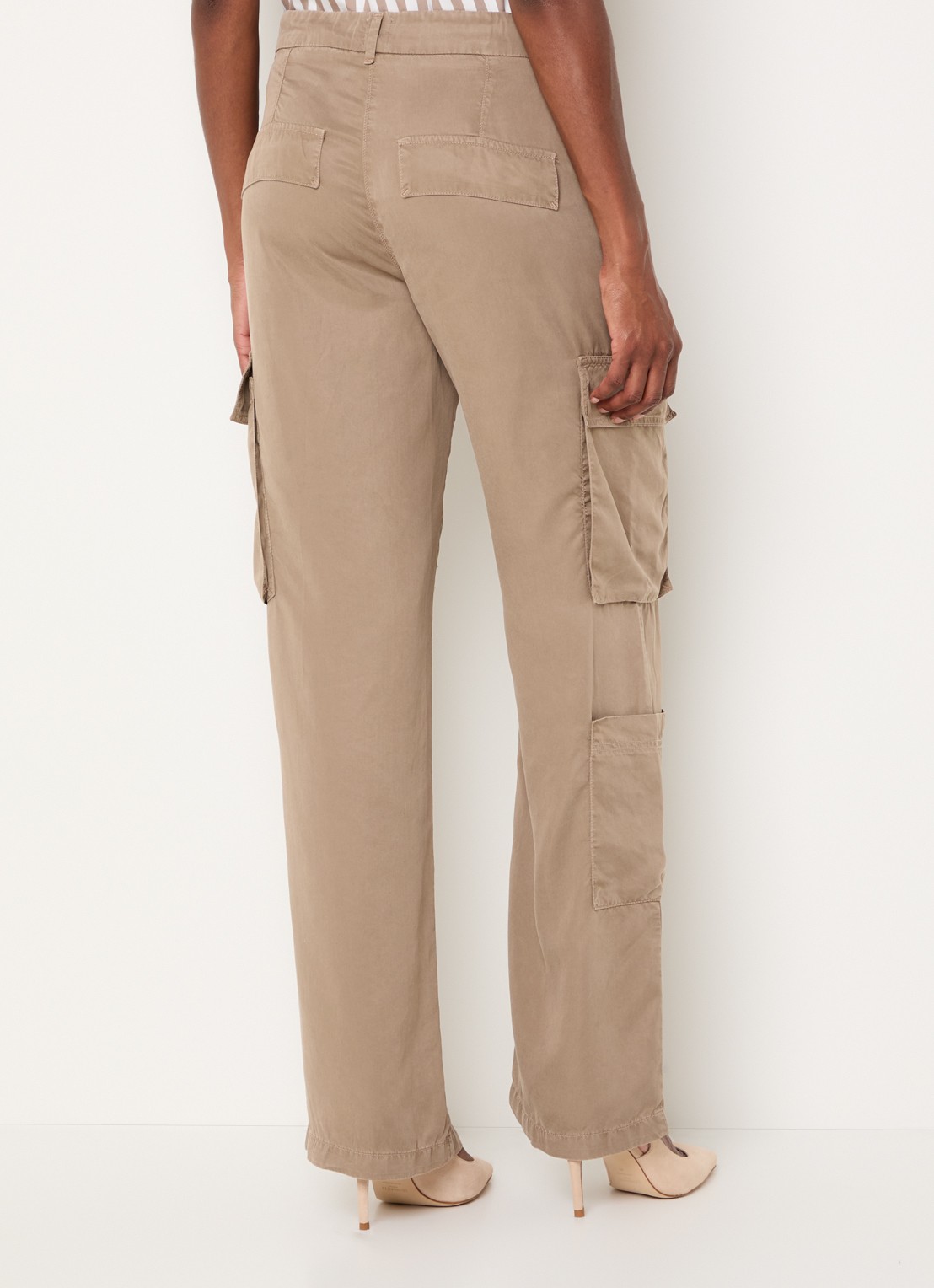 BRAX Maine high waist straight leg cargobroek  met opgestikte zakken  - achterkant 3 taupe