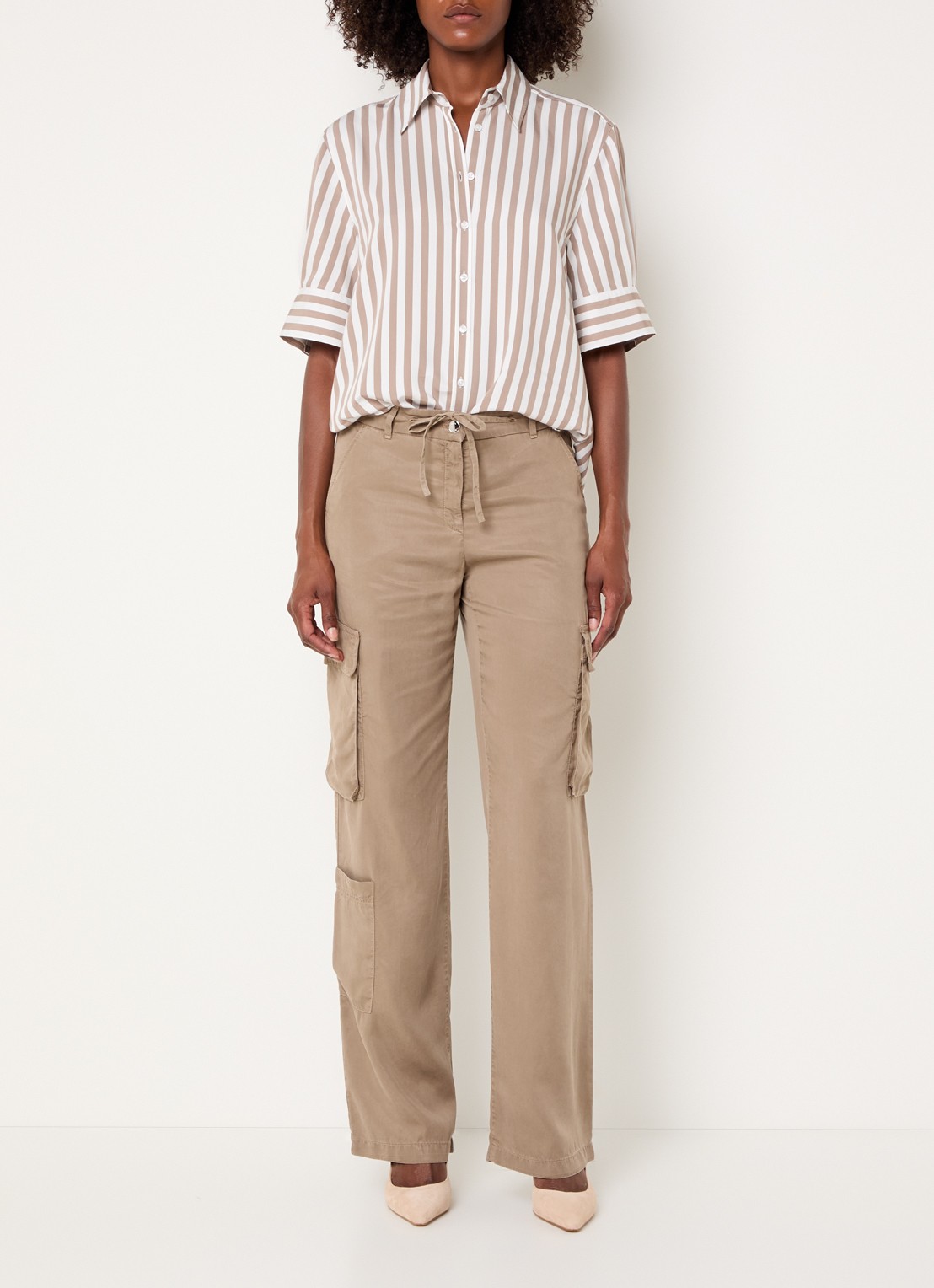 BRAX Maine high waist straight leg cargobroek  met opgestikte zakken  - voorkant 2 taupe