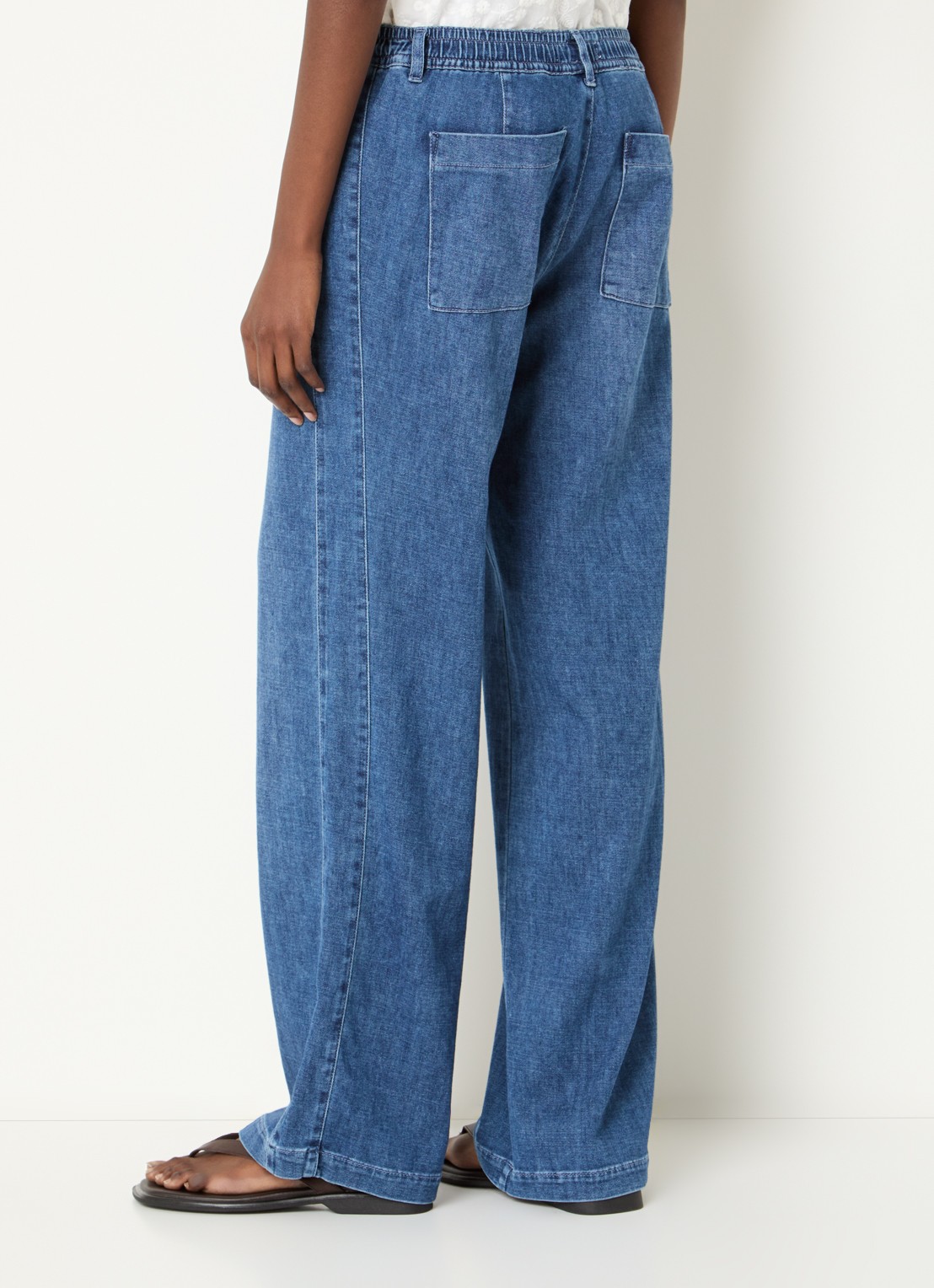 BRAX Maine mid waist loose fit jeans met elastische band - achterkant indigo