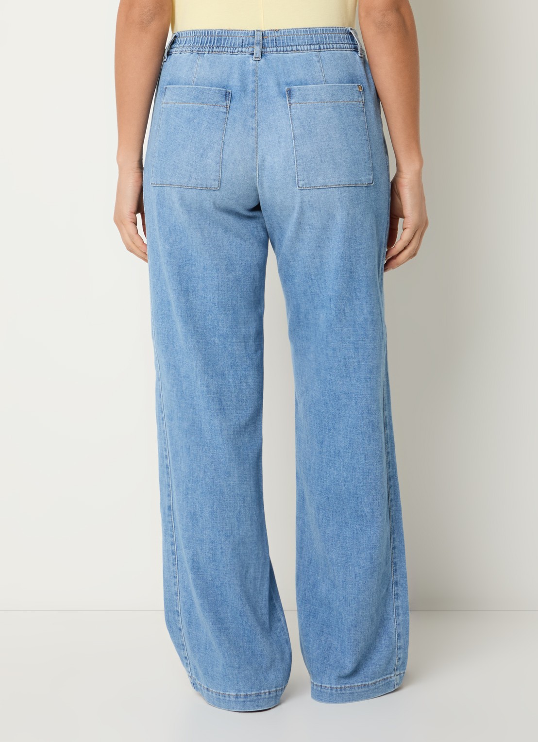 BRAX Maine mid waist loose fit jeans met elastische band - achterkant lichtblauw