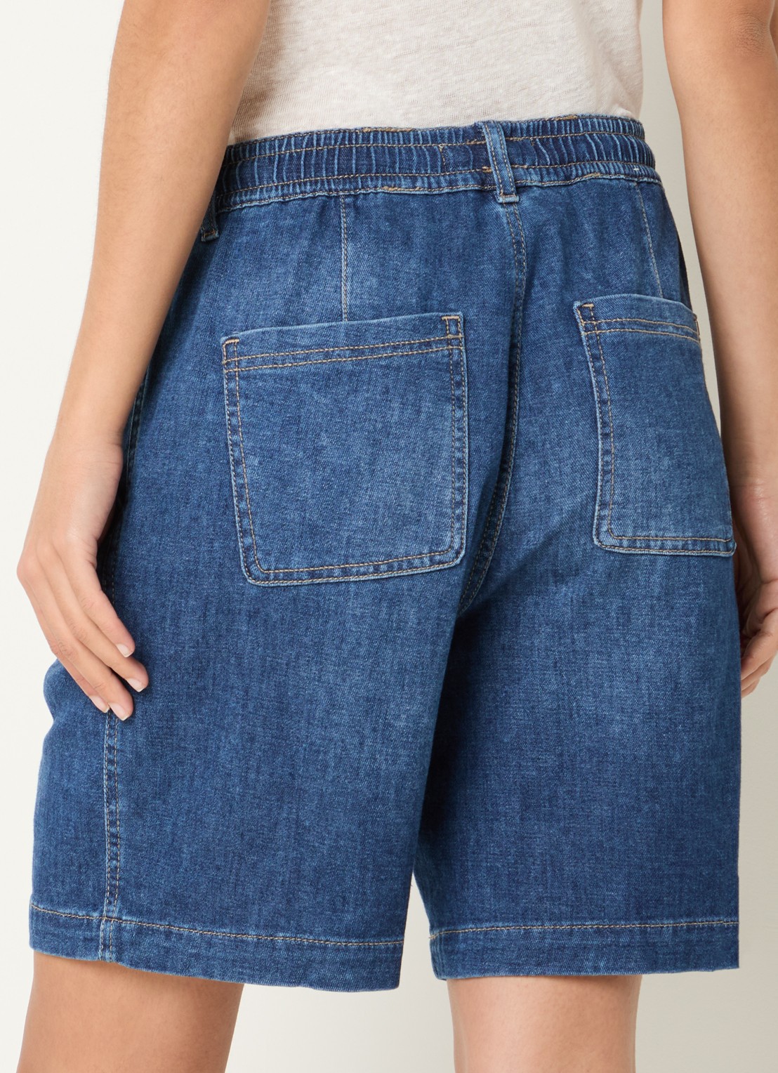 BRAX Maine mid waist wide fit korte broek met steekzakken - achterkant indigo