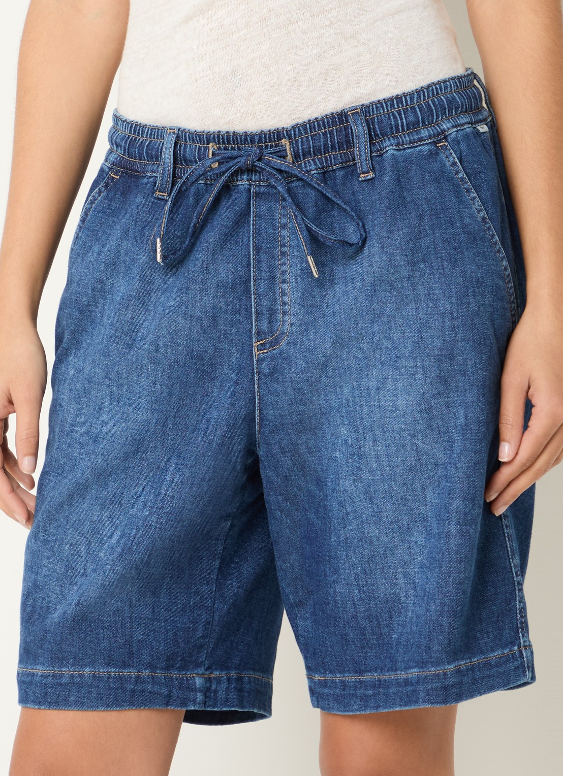 BRAX Maine mid waist wide fit korte broek met steekzakken - detail 4 indigo