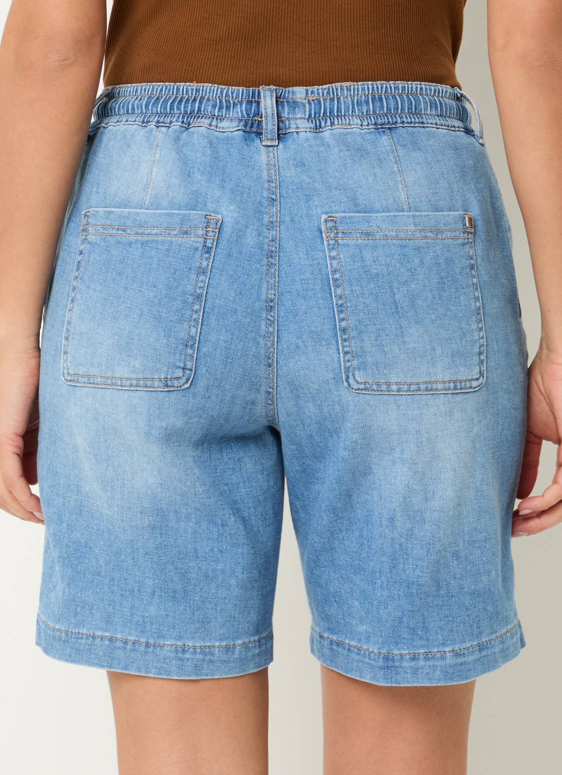 BRAX Maine mid waist wide fit korte broek met steekzakken - achterkant 4 blauwgrijs