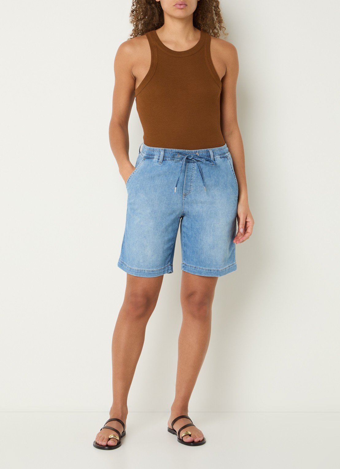BRAX Maine mid waist wide fit korte broek met steekzakken - voorkant 2 blauwgrijs