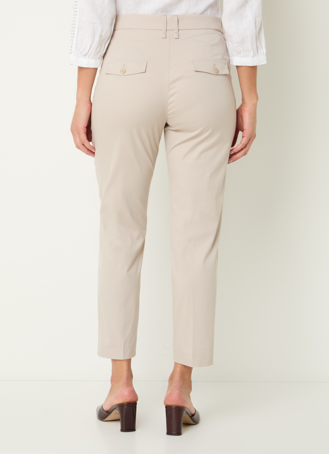 BRAX Mara mid waist cropped slim fit broek met steekzakken - achterkant beige