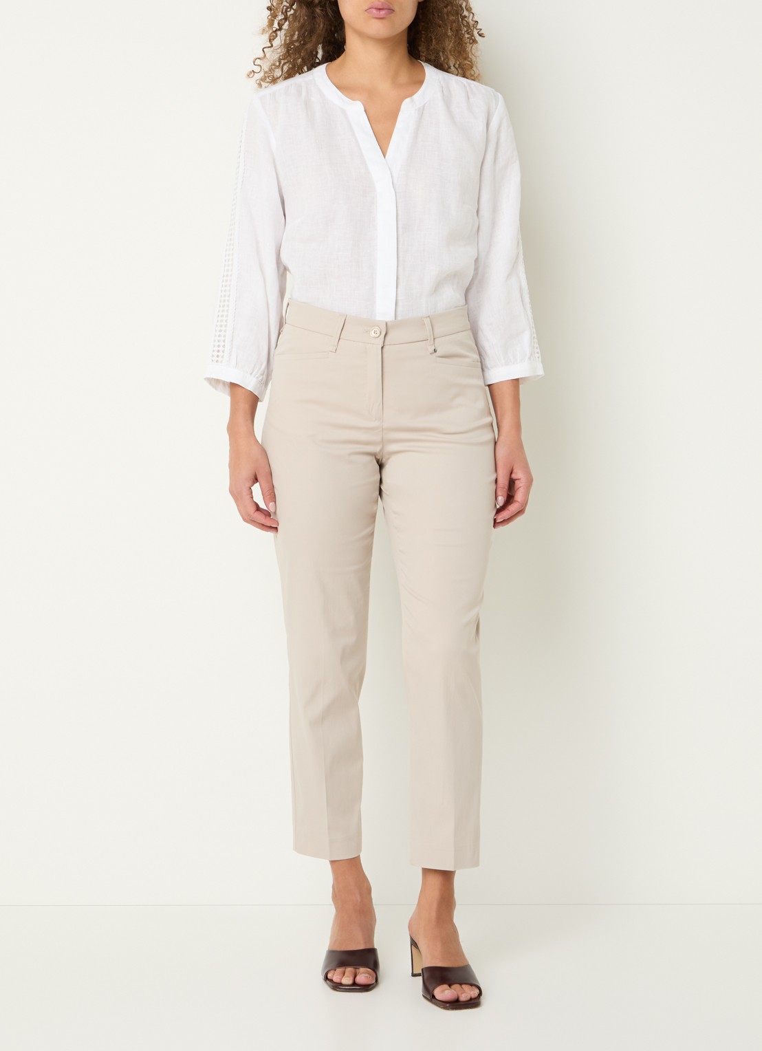 BRAX Mara mid waist cropped slim fit broek met steekzakken - voorkant 4 beige