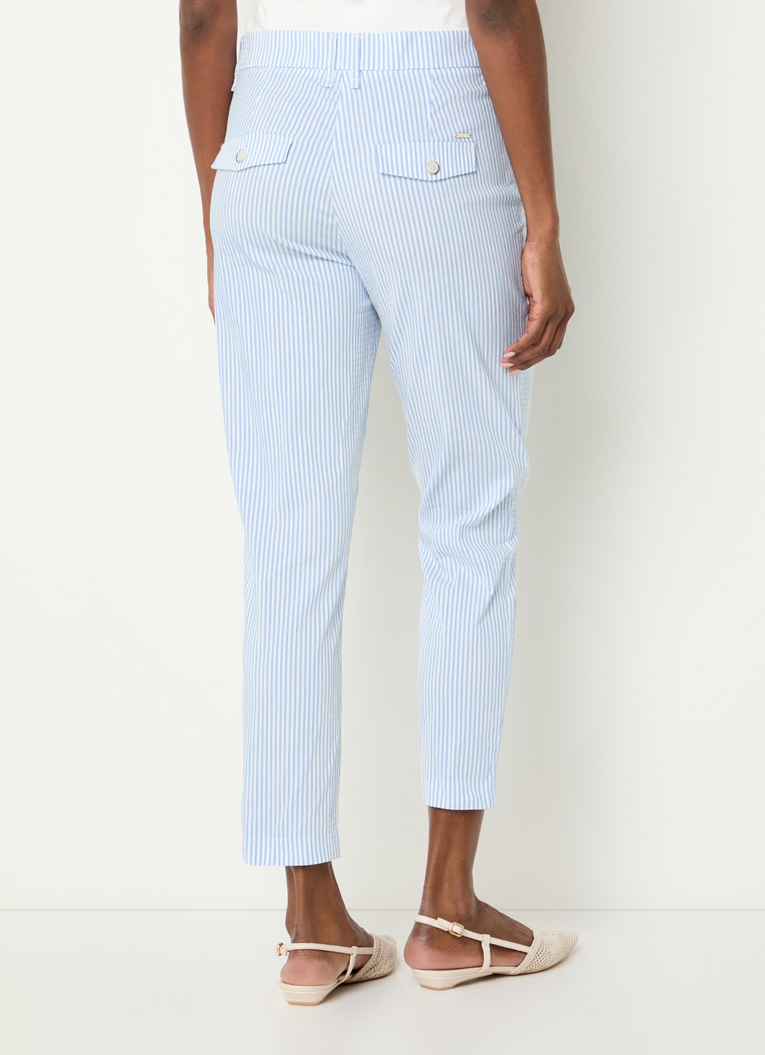 BRAX Mara mid waist cropped slim fit broek met streepprint en steekzakken - achterkant lichtblauw