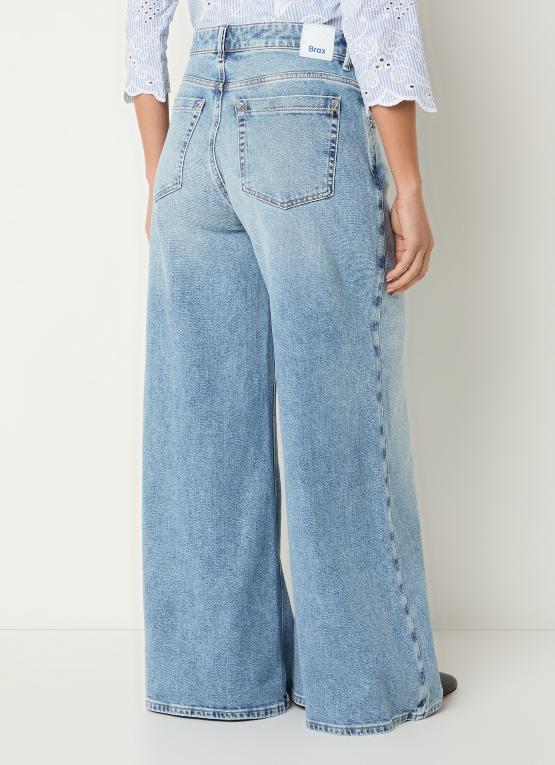 BRAX March high waist wide leg jeans met steekzakken - achterkant lichtblauw