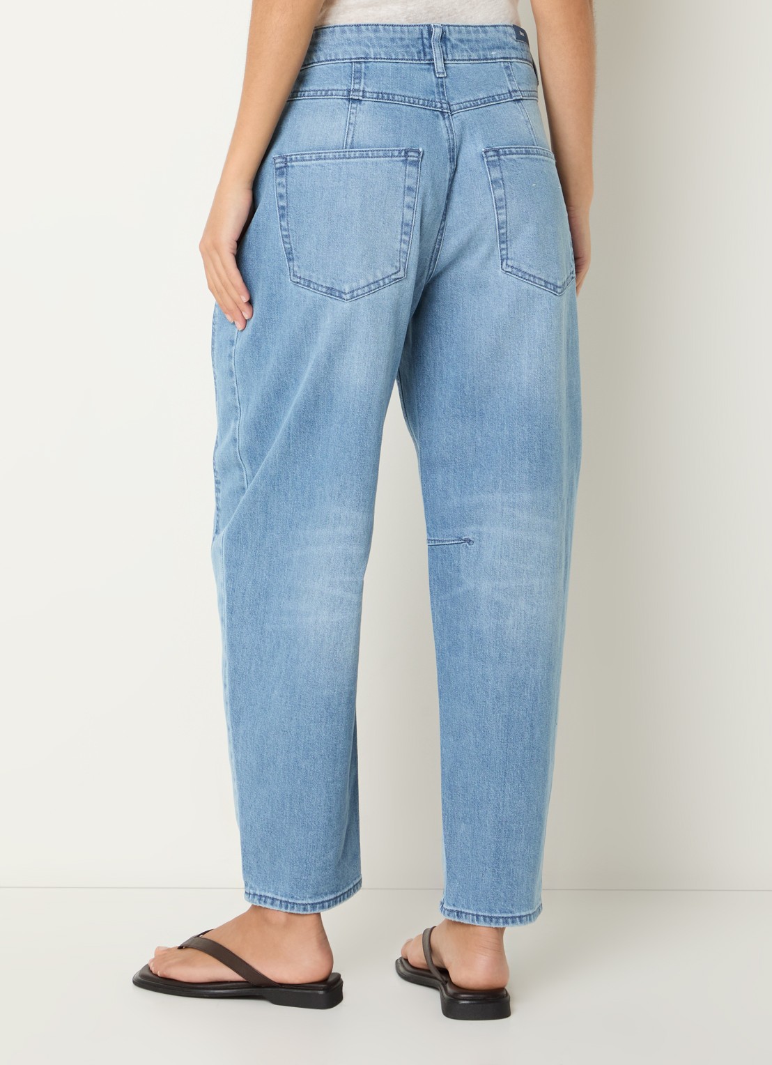 BRAX Megan mid waist tapered fit cropped jeans met lichte wassing - achterkant lichtblauw