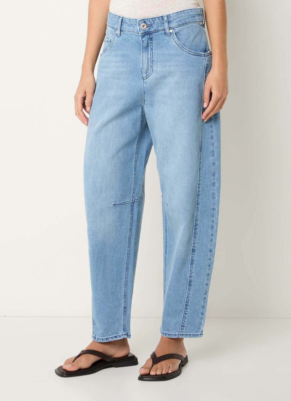 BRAX Megan mid waist tapered fit cropped jeans met lichte wassing - detail 4 lichtblauw