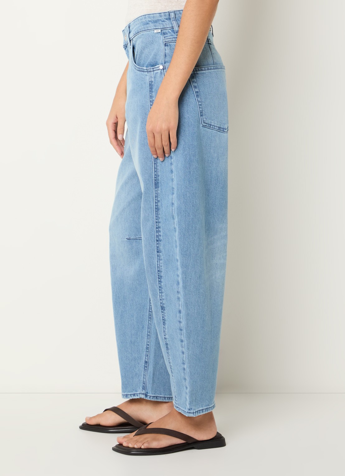 BRAX Megan mid waist tapered fit cropped jeans met lichte wassing - detail 5 lichtblauw