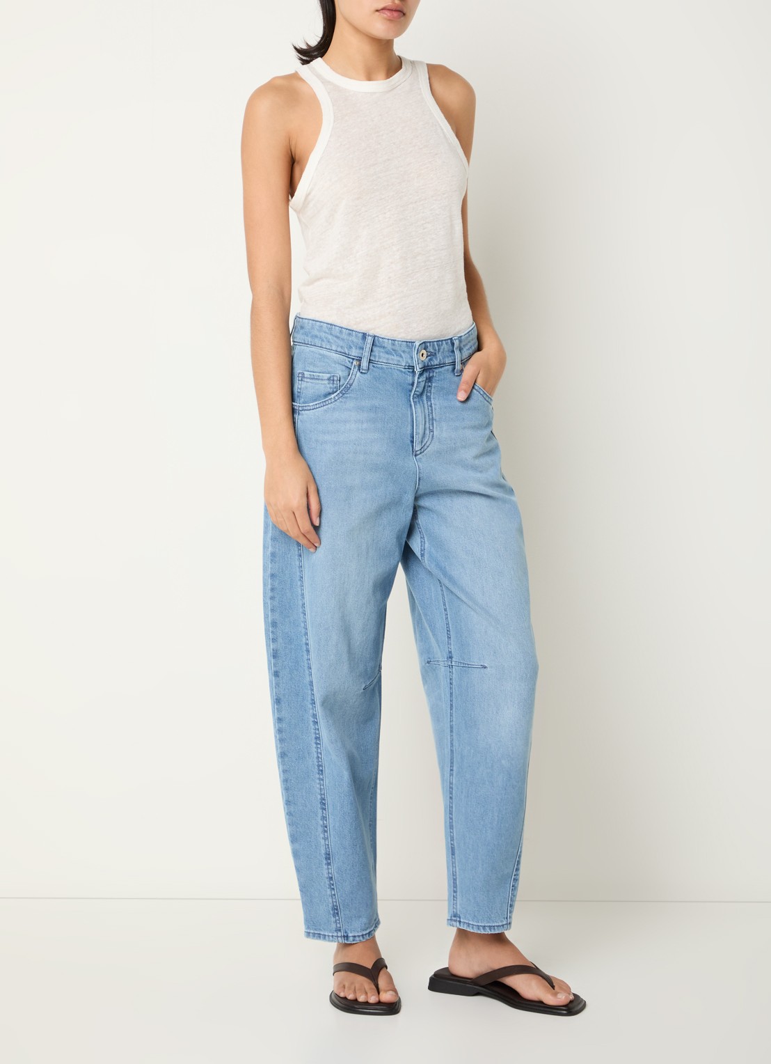 BRAX Megan mid waist tapered fit cropped jeans met lichte wassing - voorkant 3 lichtblauw