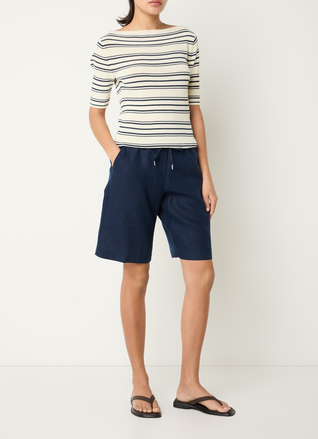 BRAX Mel mid waist straight fit korte broek van linnen - voorkant 2 donkerblauw