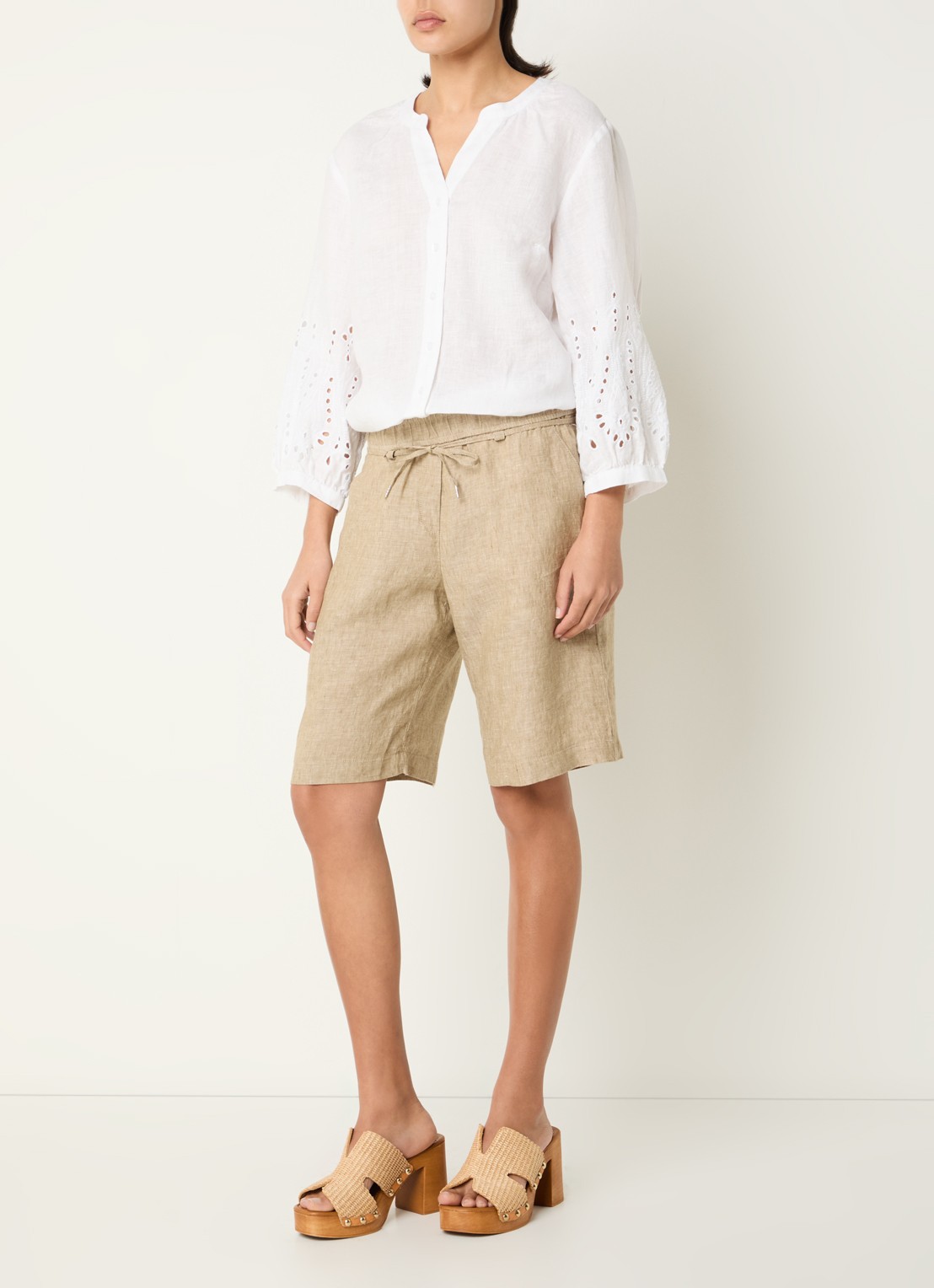 BRAX Mel mid waist straight fit korte broek van linnen - voorkant 3 zand