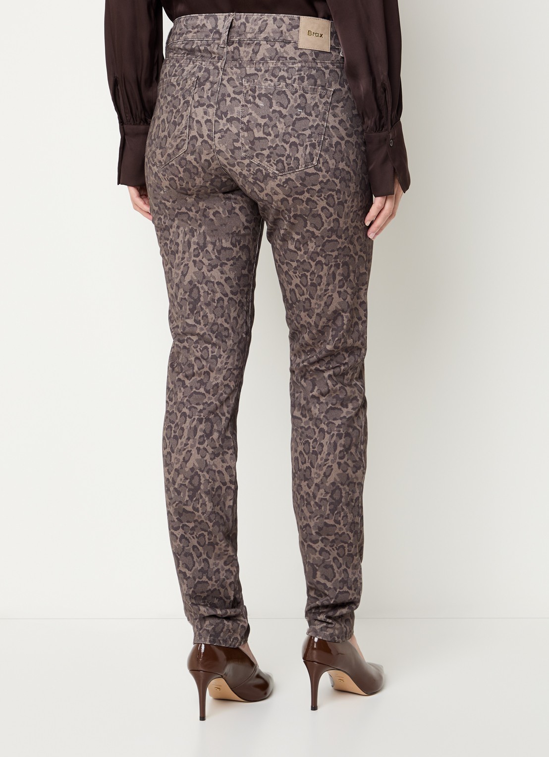 BRAX Shakira mid waist slim fit broek met panterprint  - achterkant 2 donkerbruin