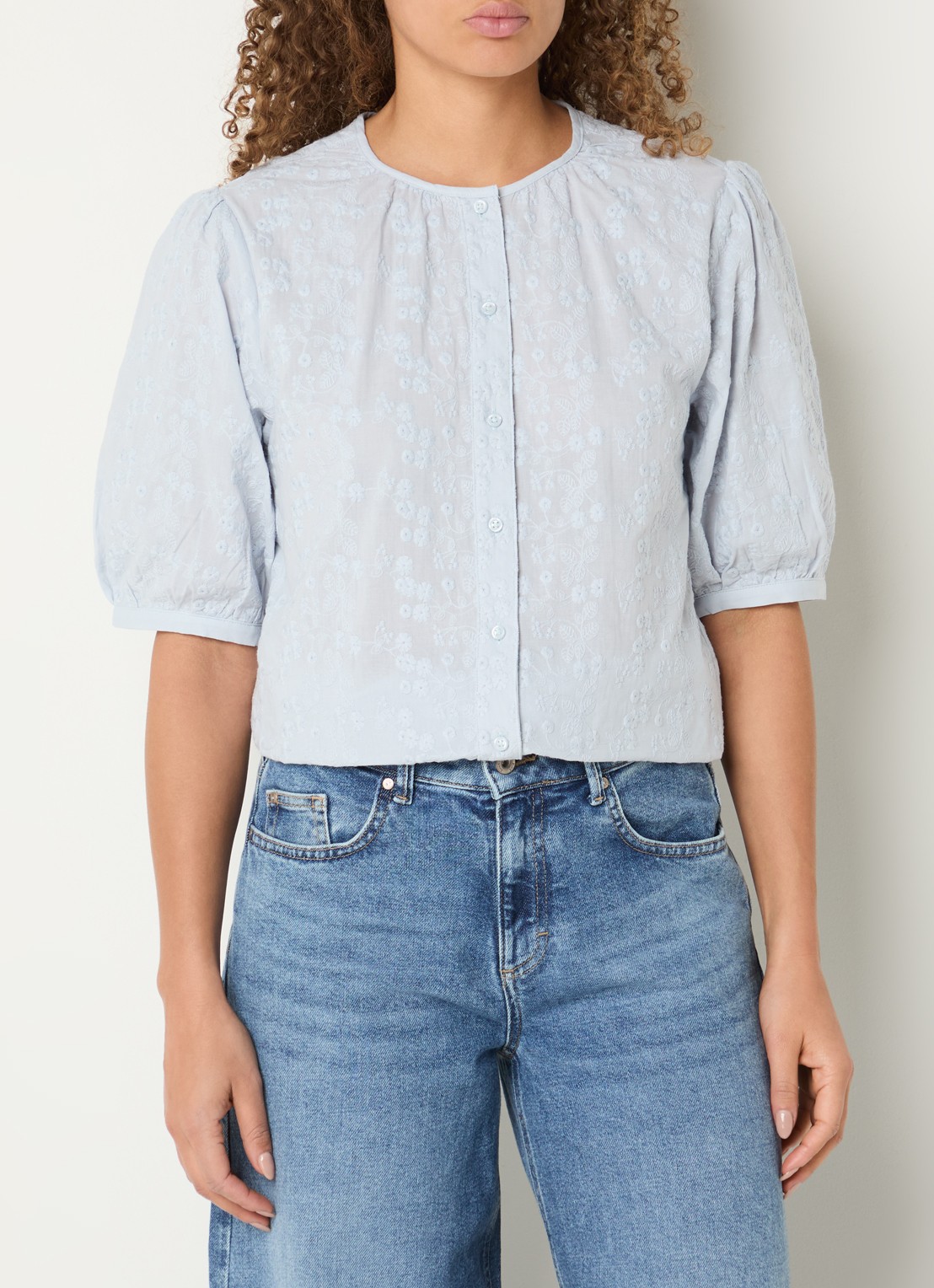 BRAX Vea blouse met broderie en ballonmouw - detail 2 lichtblauw