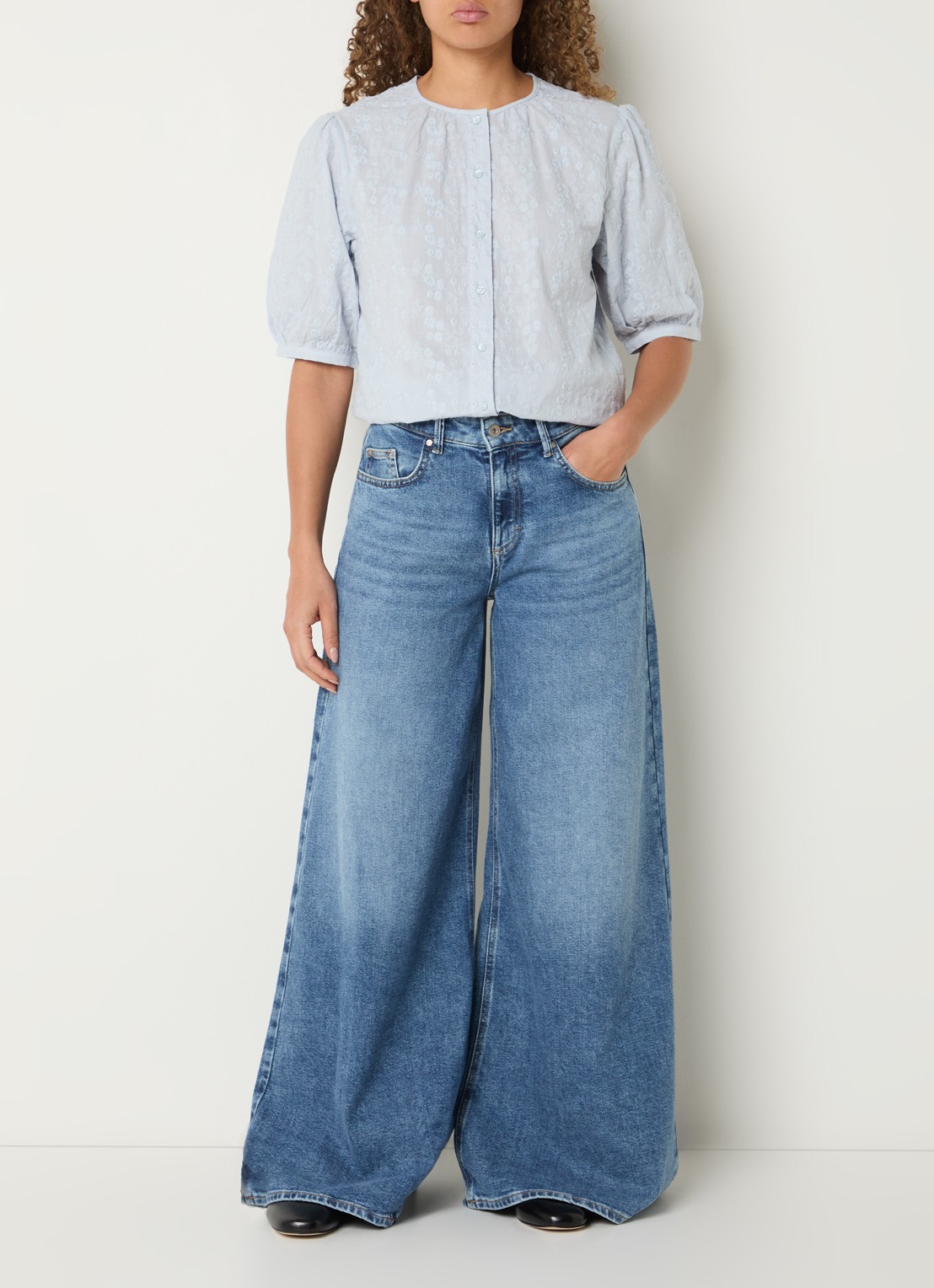 BRAX Vea blouse met broderie en ballonmouw - voorkant 4 lichtblauw