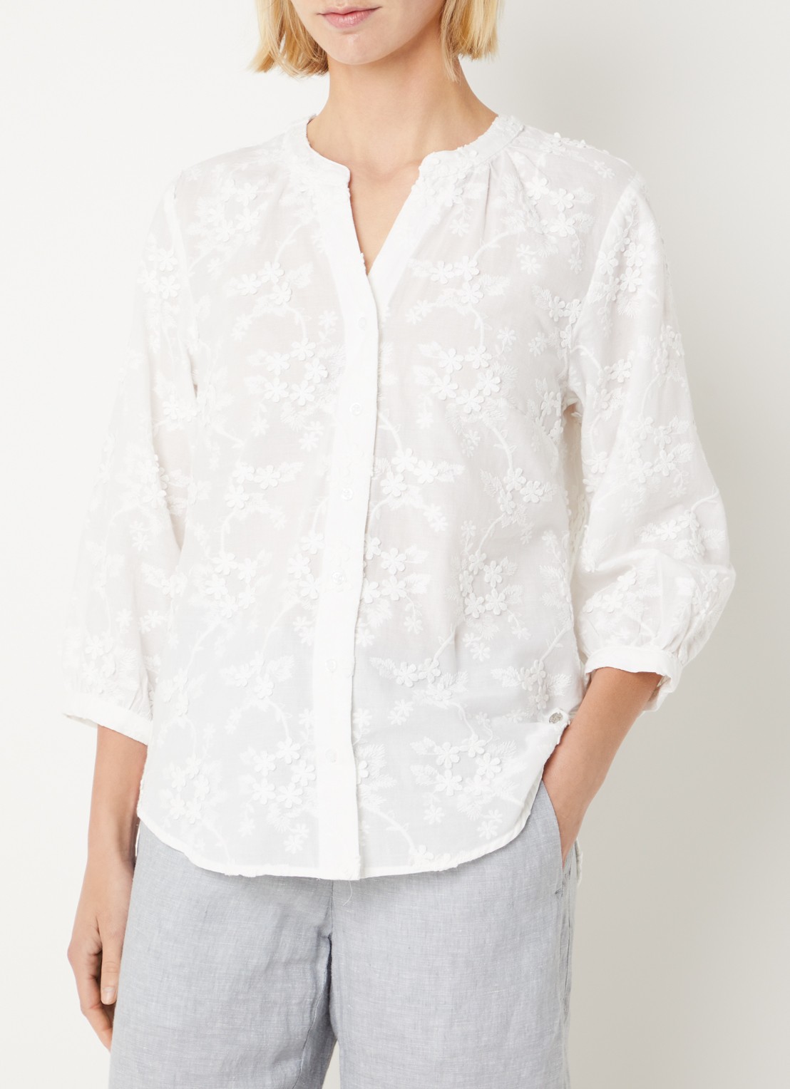 BRAX Velia blouse met bloemborduring - detail 4 wit