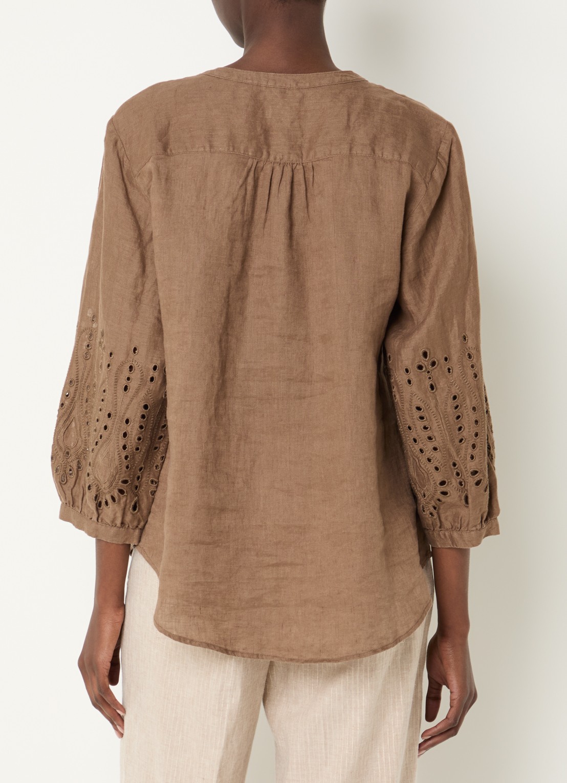 BRAX Velia blouse van linnen met broderie - achterkant bruin