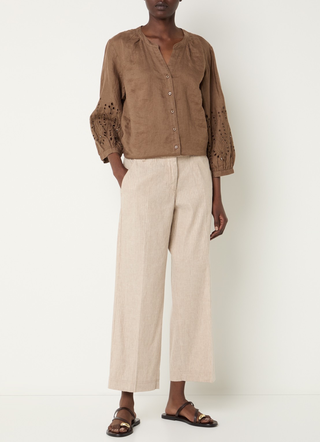 BRAX Velia blouse van linnen met broderie - voorkant 3 bruin