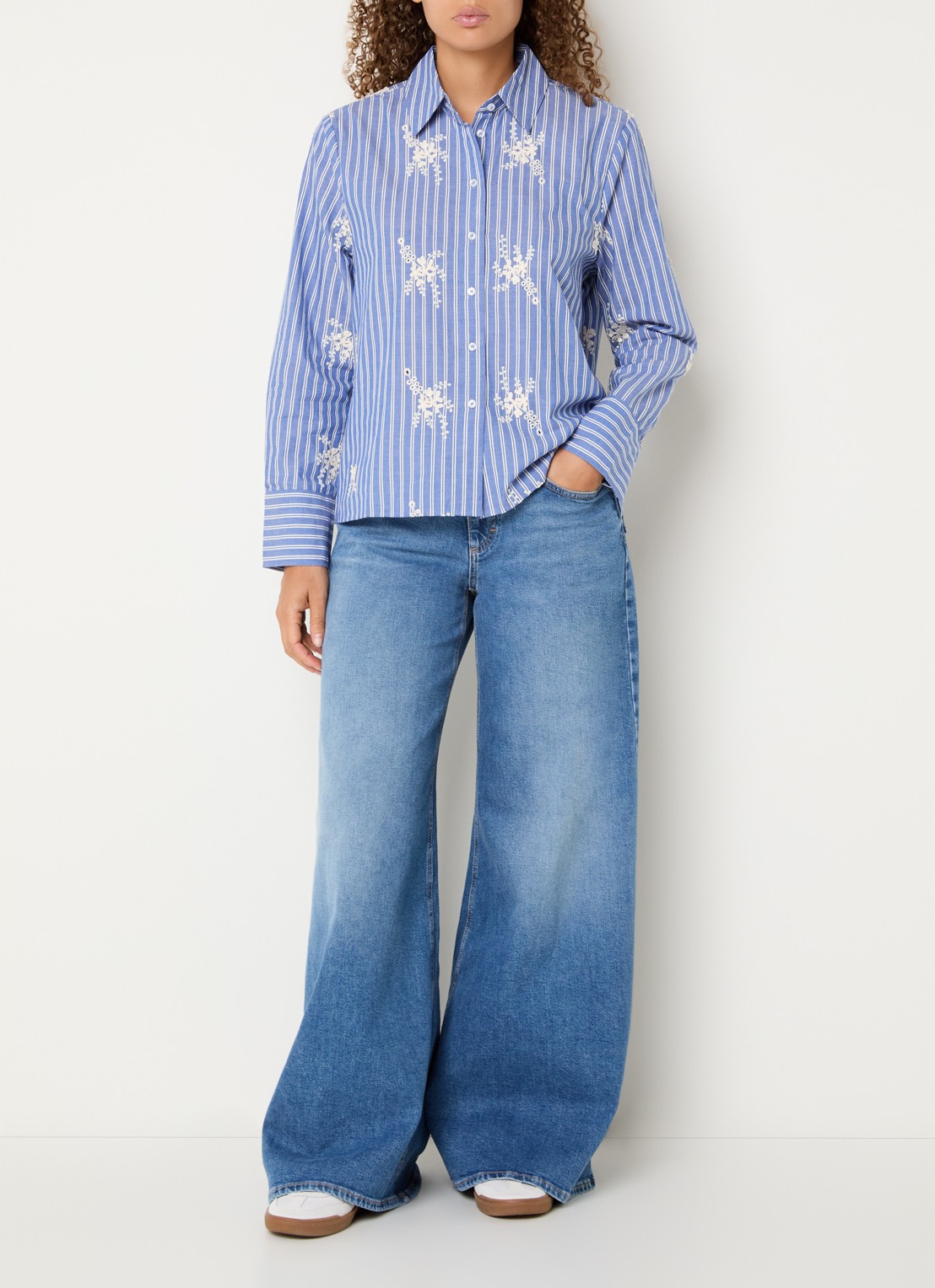 BRAX Viki blouse met streepprint en borduring - voorkant 2 blauw