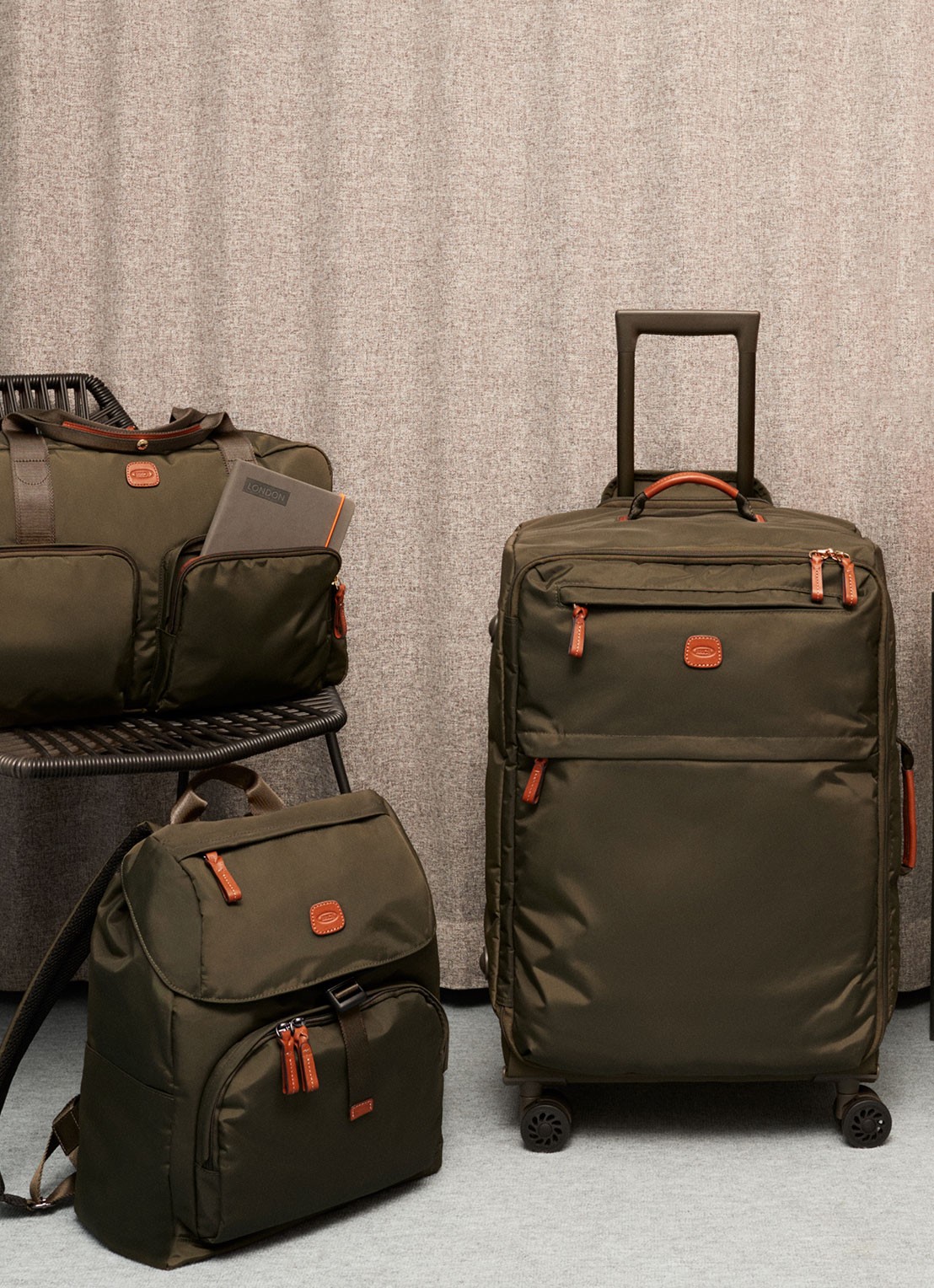 Bric's X-Travel M weekendtas met afneembare en verstelbare schouderriem - voorkant 2 legergroen