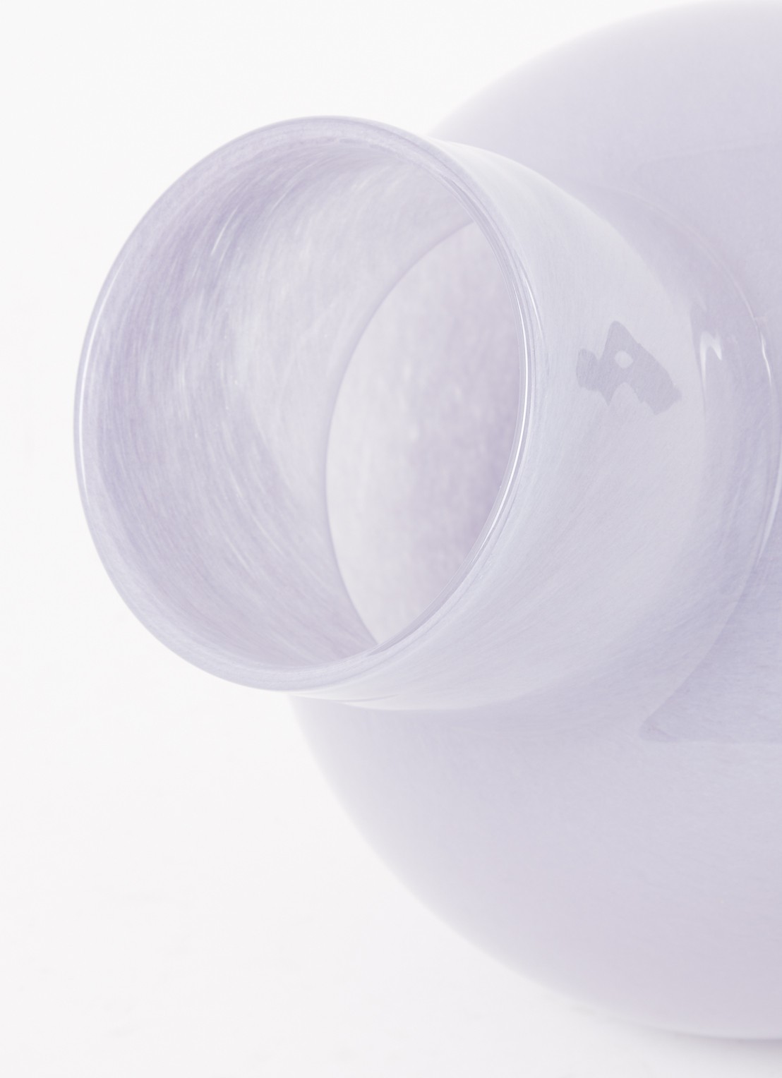 Broste Copenhagen Mari vaas 27 cm - detail lila
