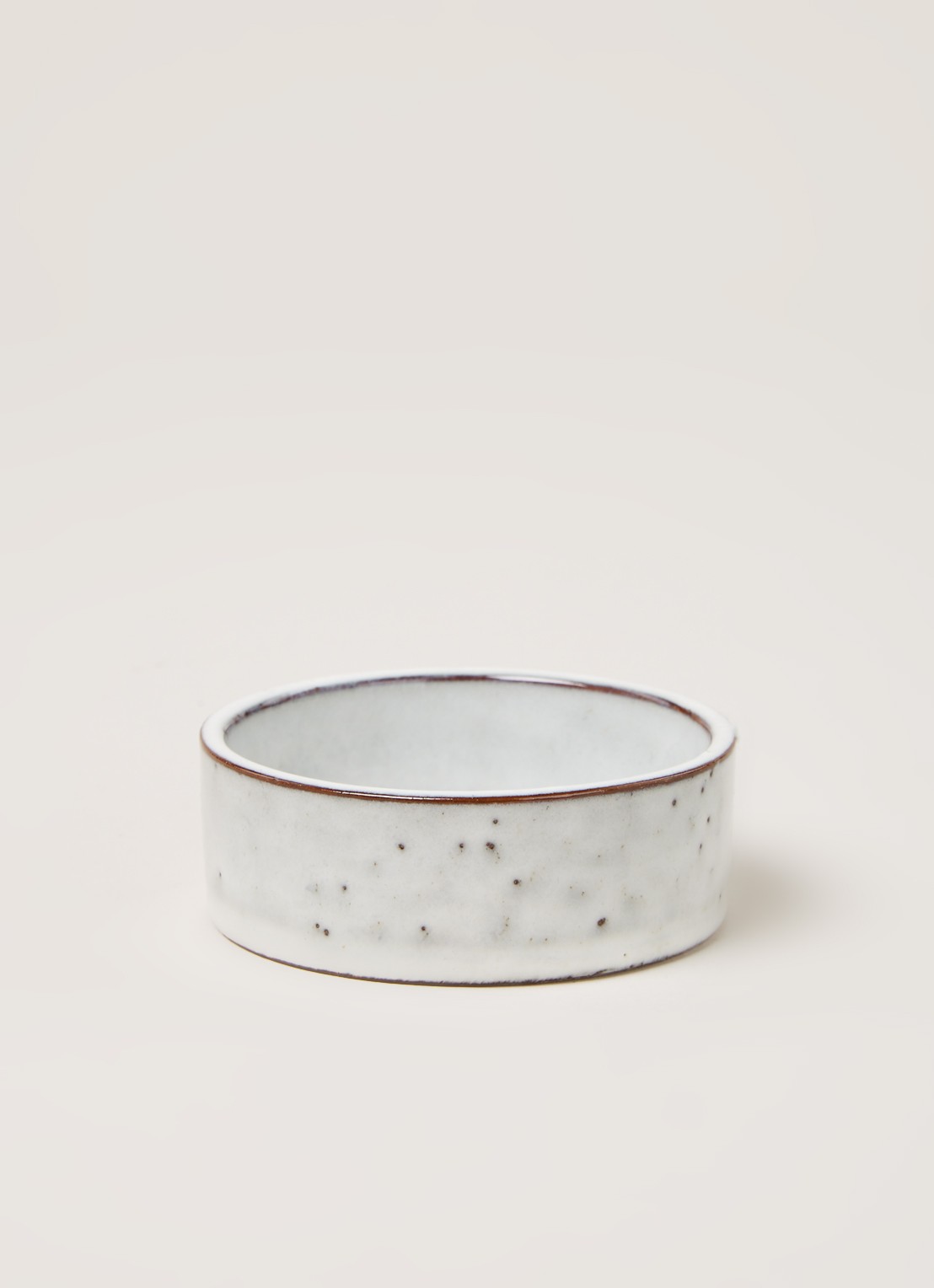 Broste Copenhagen Nordic Sand dipschaal 8 cm - voorkant 2 lichtgrijs