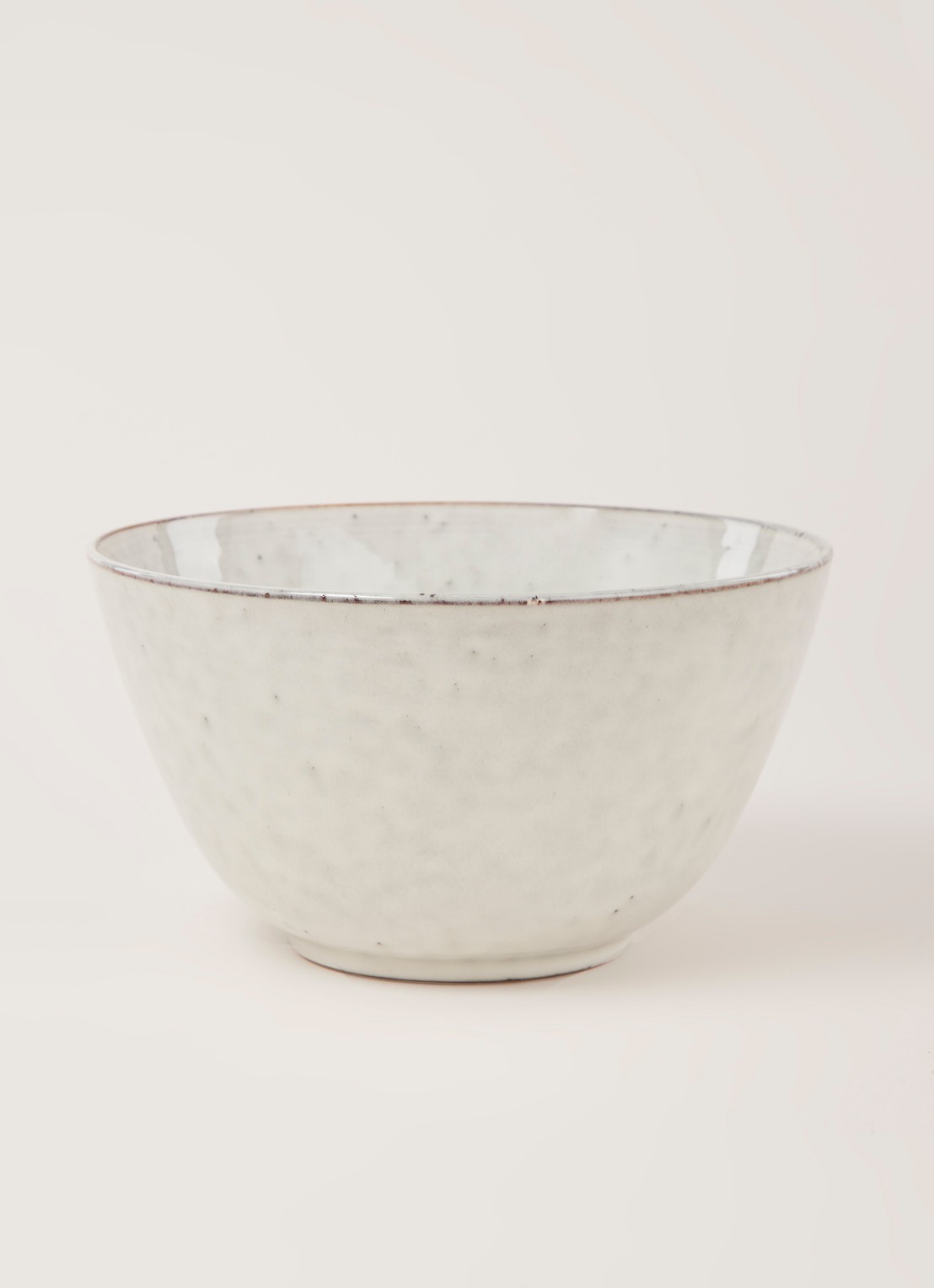 Broste Copenhagen Nordic Sand kom van aardewerk 20 cm  - voorkant 2 lichtgrijs