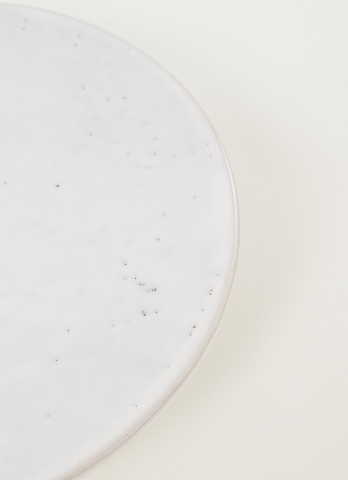 Broste Copenhagen Nordic Sand taartplateau 30 cm - detail 2 lichtgrijs
