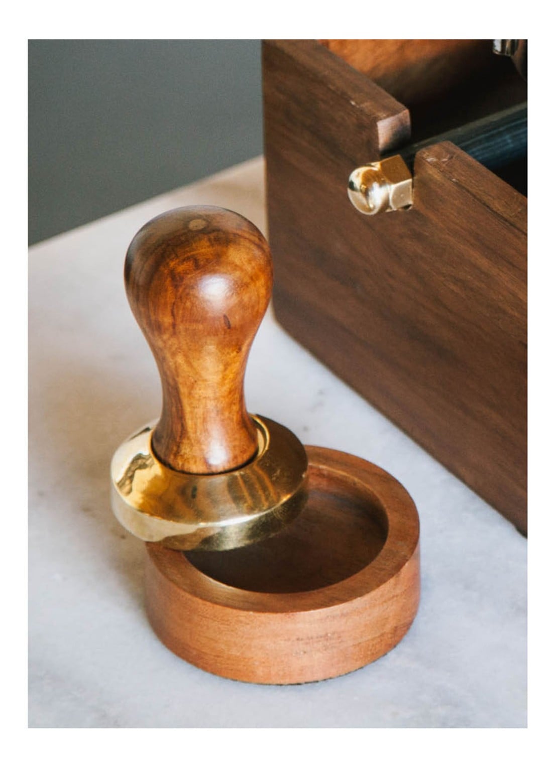 Brût Homeware Espresso tamper met houder - voorkant 2 bruin
