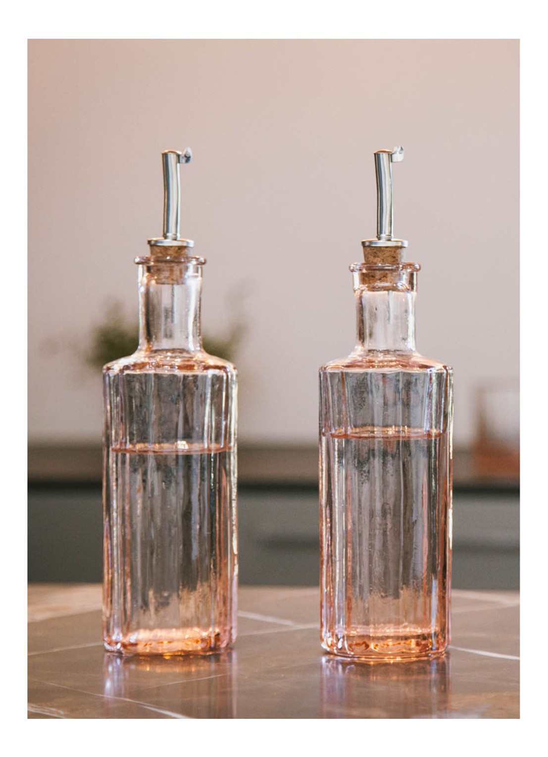 Brût Homeware Reed olie- en azijnfles 30 cl - voorkant 2 lichtroze