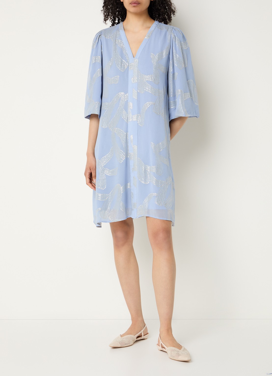 Bruuns Bazaar Amandra mini jurk met V-hals en print - voorkant 3 blauwgrijs