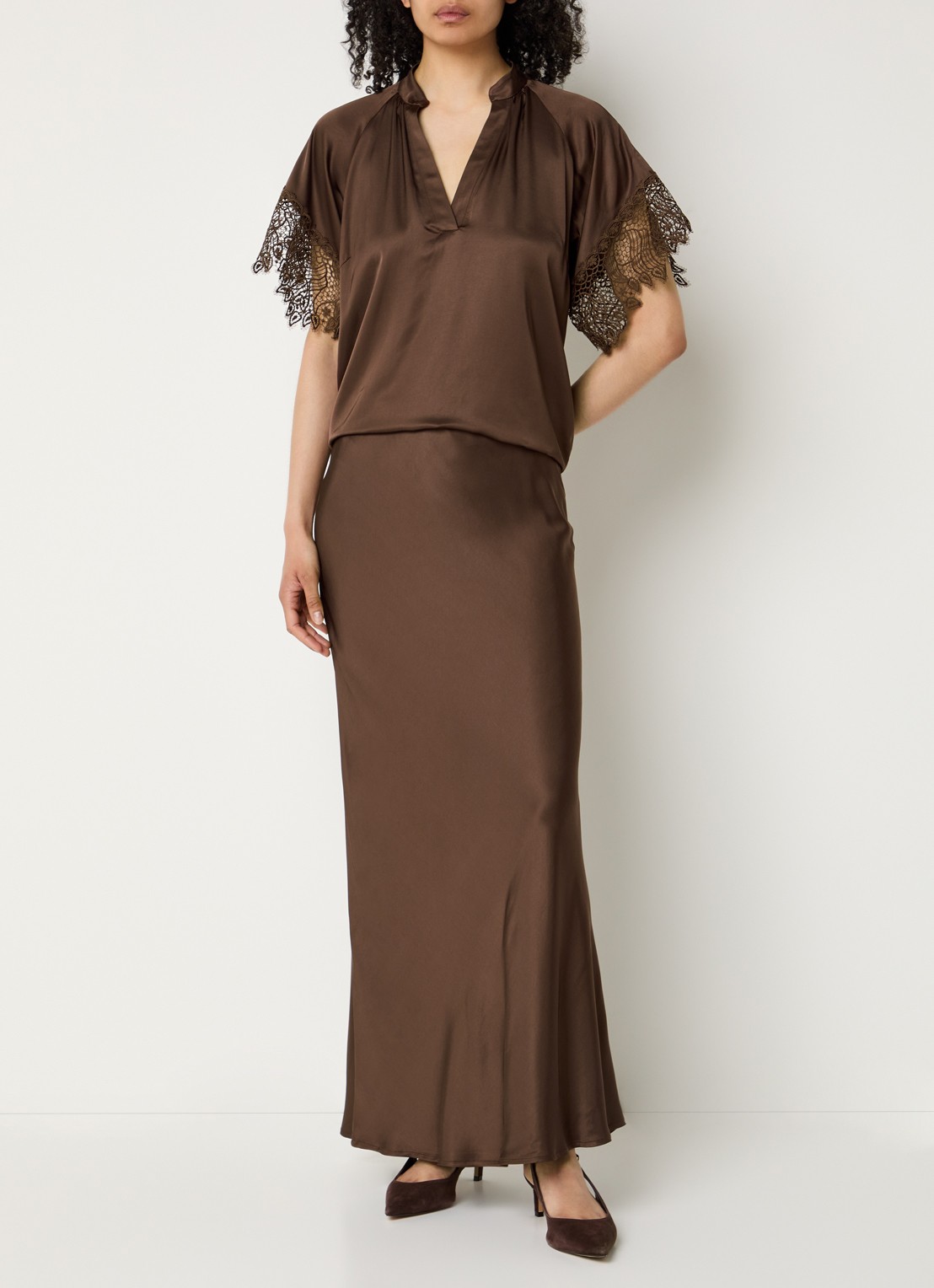 Bruuns Bazaar High waist maxi rok van satijn - voorkant 2 donkerbruin