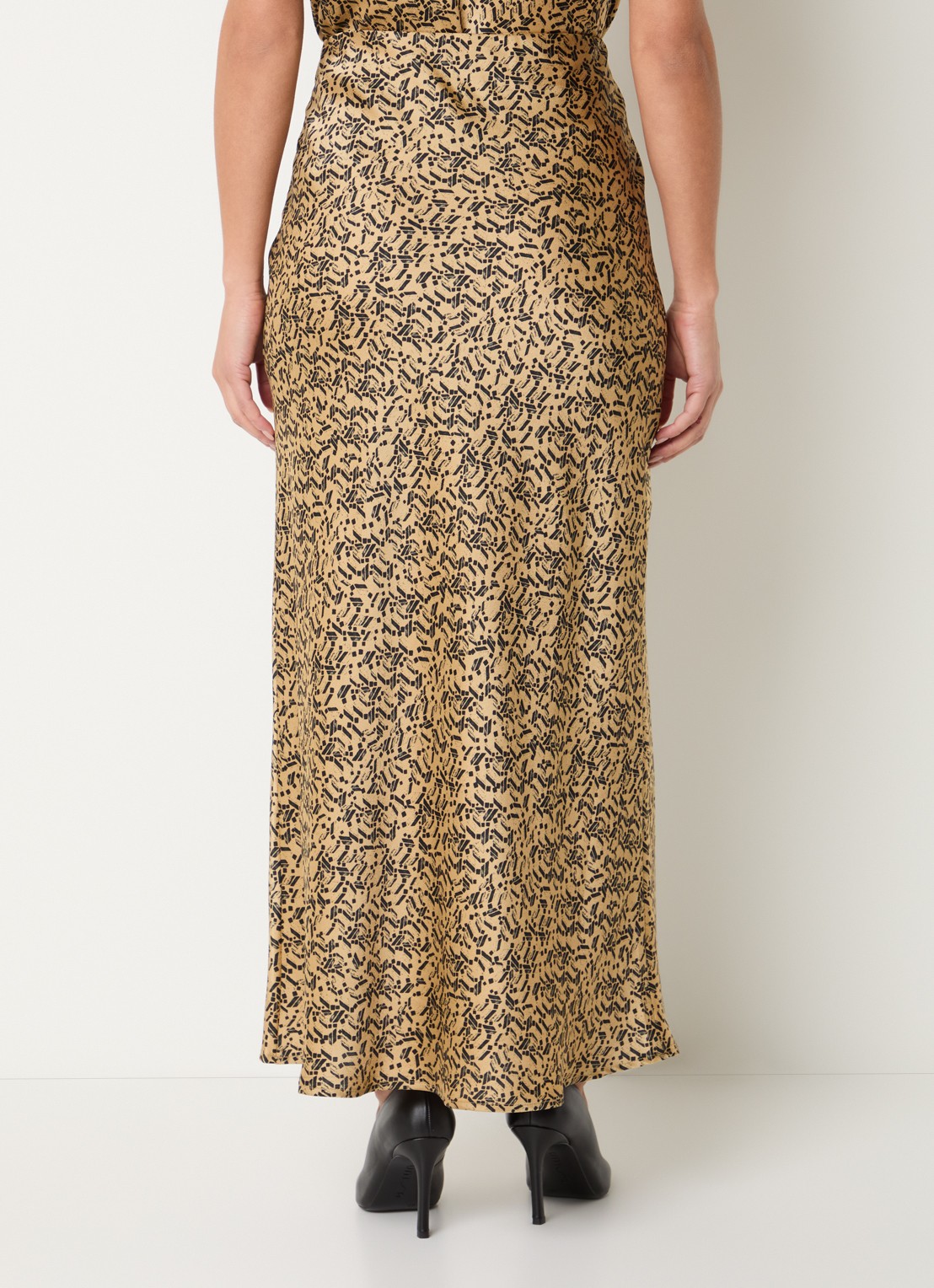 Bruuns Bazaar Joanelle maxi rok van satijn - achterkant camel