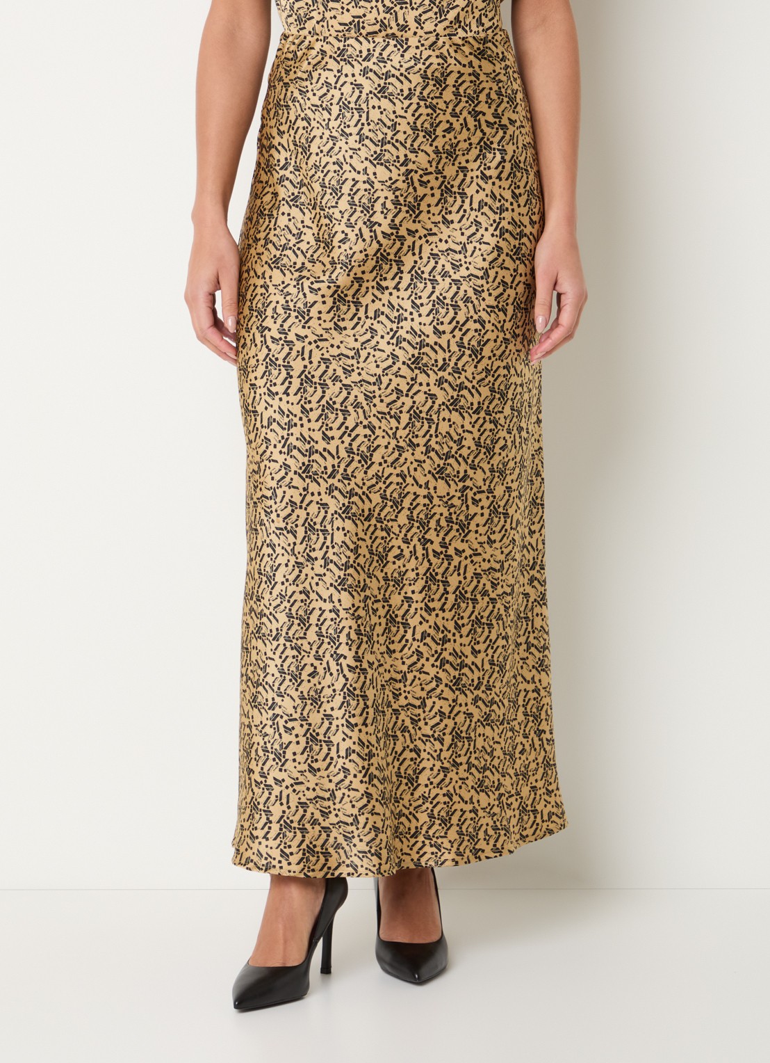 Bruuns Bazaar Joanelle maxi rok van satijn - detail 2 camel