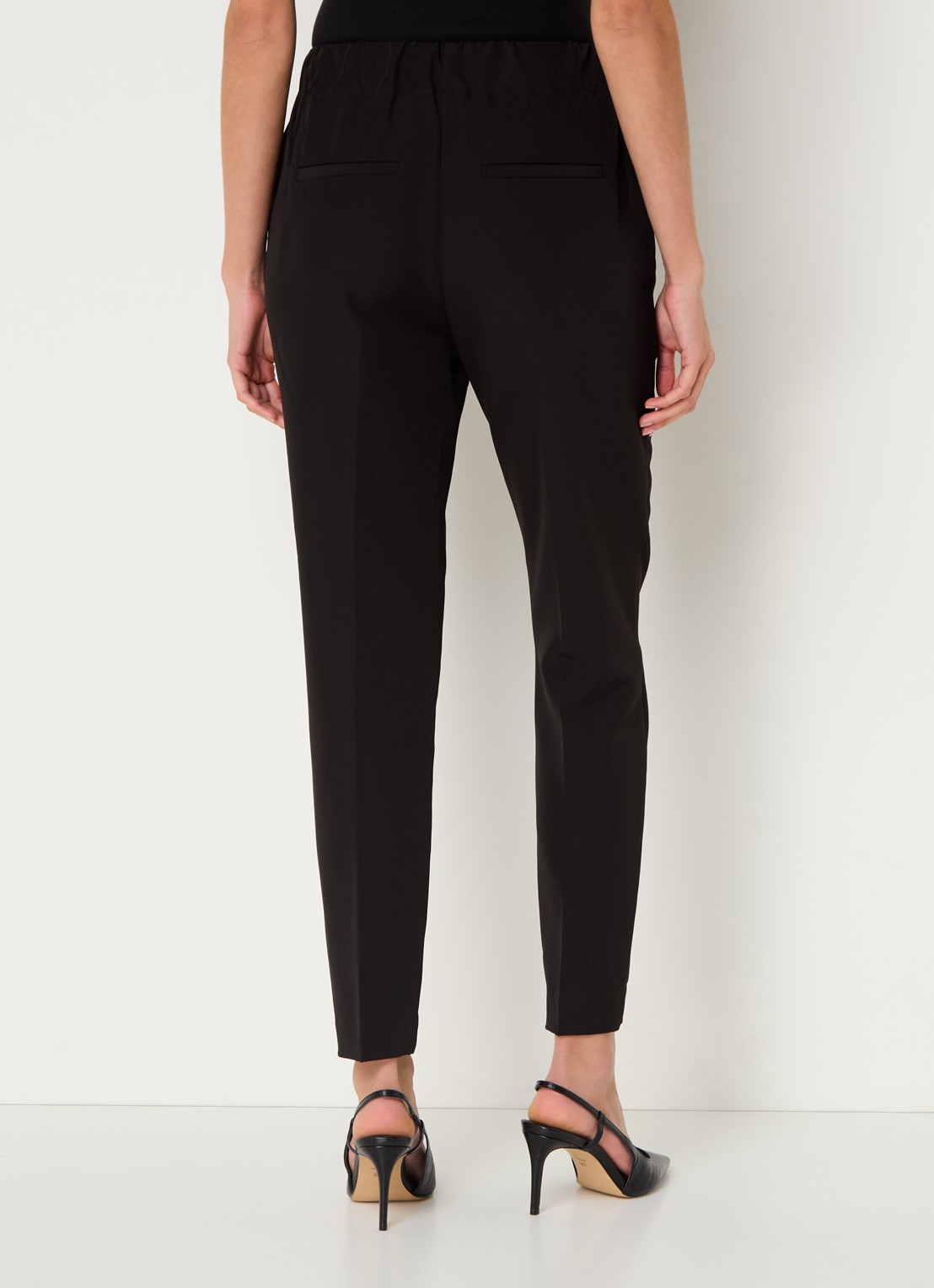 Bruuns Bazaar Liwa high waist tapered fit chino met steekzakken - achterkant 4 zwart