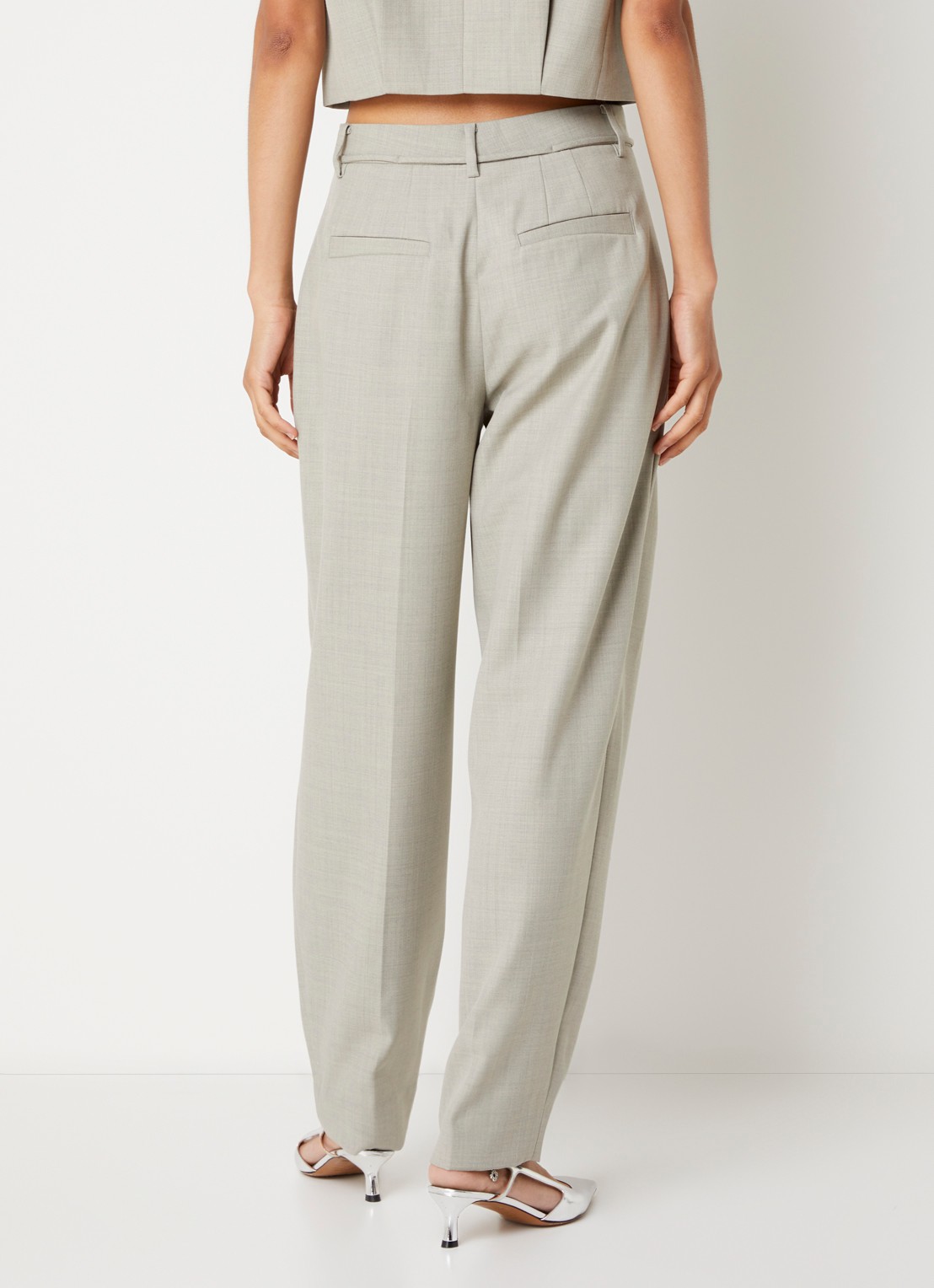 Bruuns Bazaar Phiala high waist loose fit pantalon met steekzakken - achterkant 3 lichtgrijs