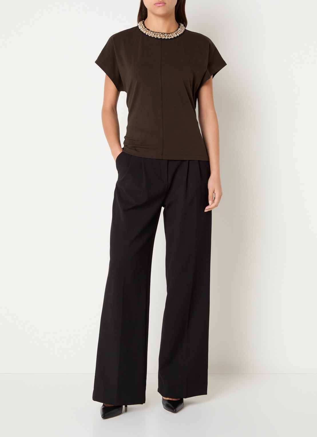 Bruuns Bazaar Verena T-shirt met kralendecoratie - voorkant 2 donkerbruin