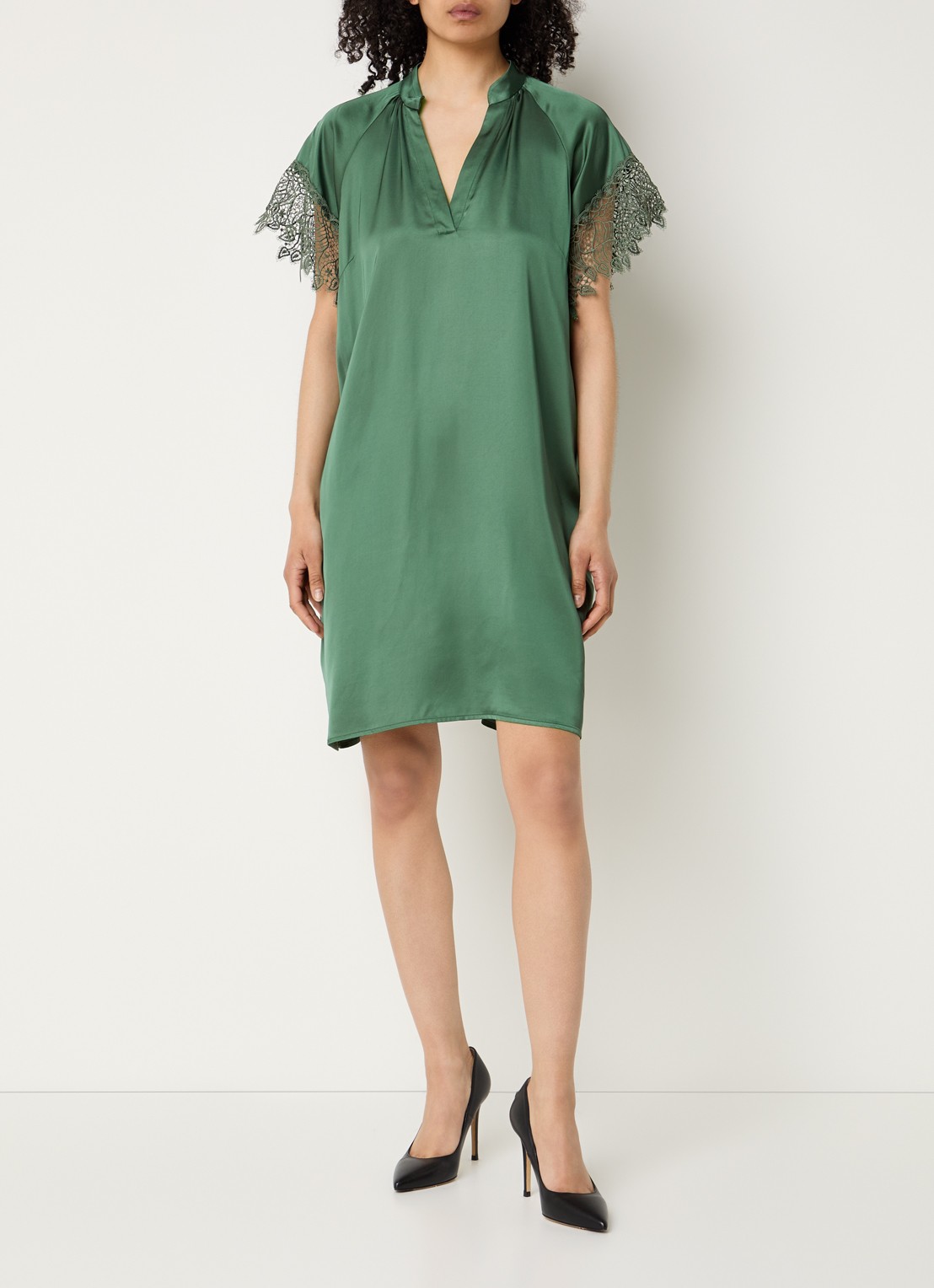 Bruuns Bazaar Wenny mini jurk met broderie en vlindermouw - voorkant 2 groen
